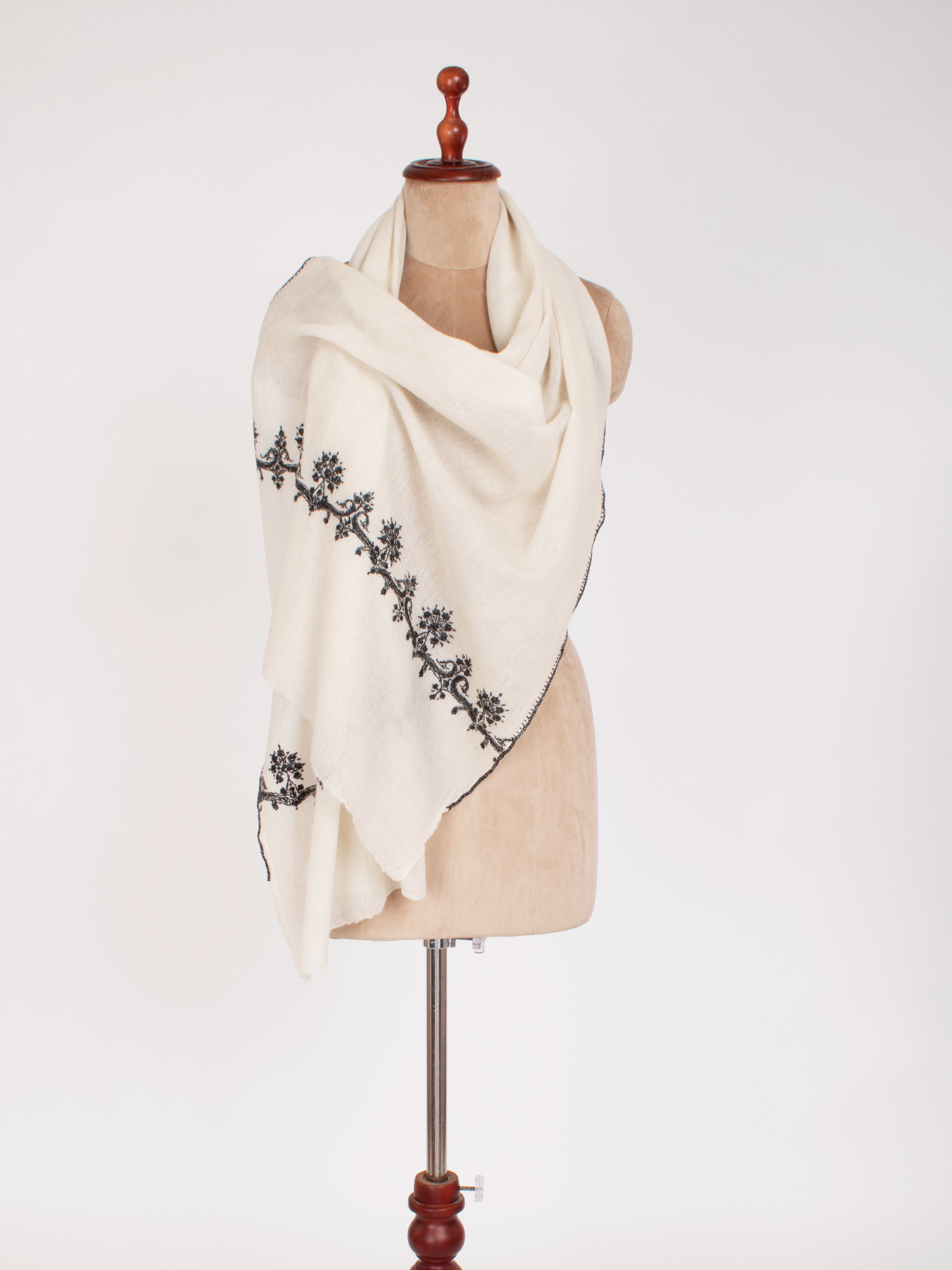 Écharpe en pure laine brodée du Cachemire noir et blanc