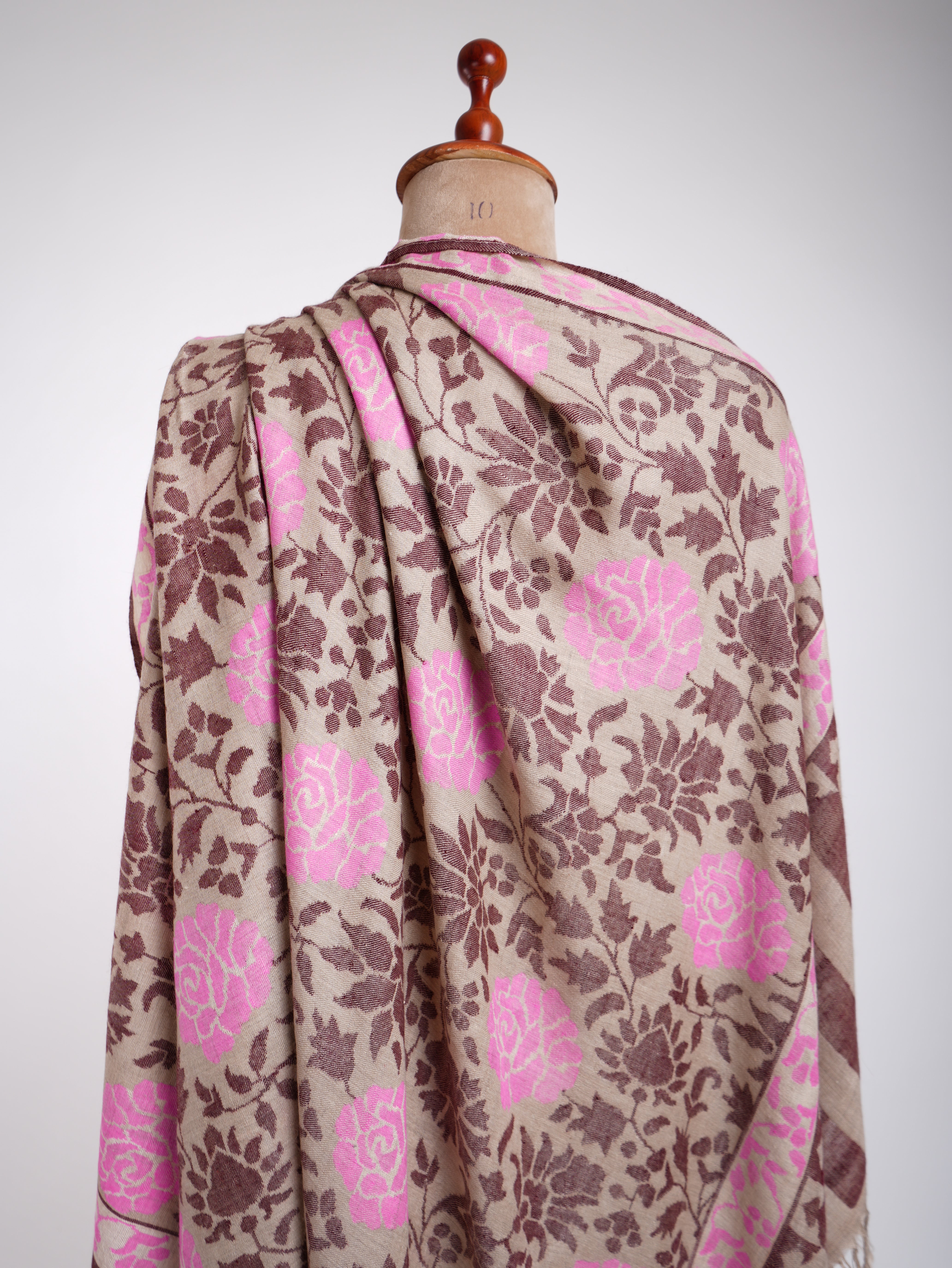 Scialle in cashmere certificato beige chiaro con trama Kani rosa