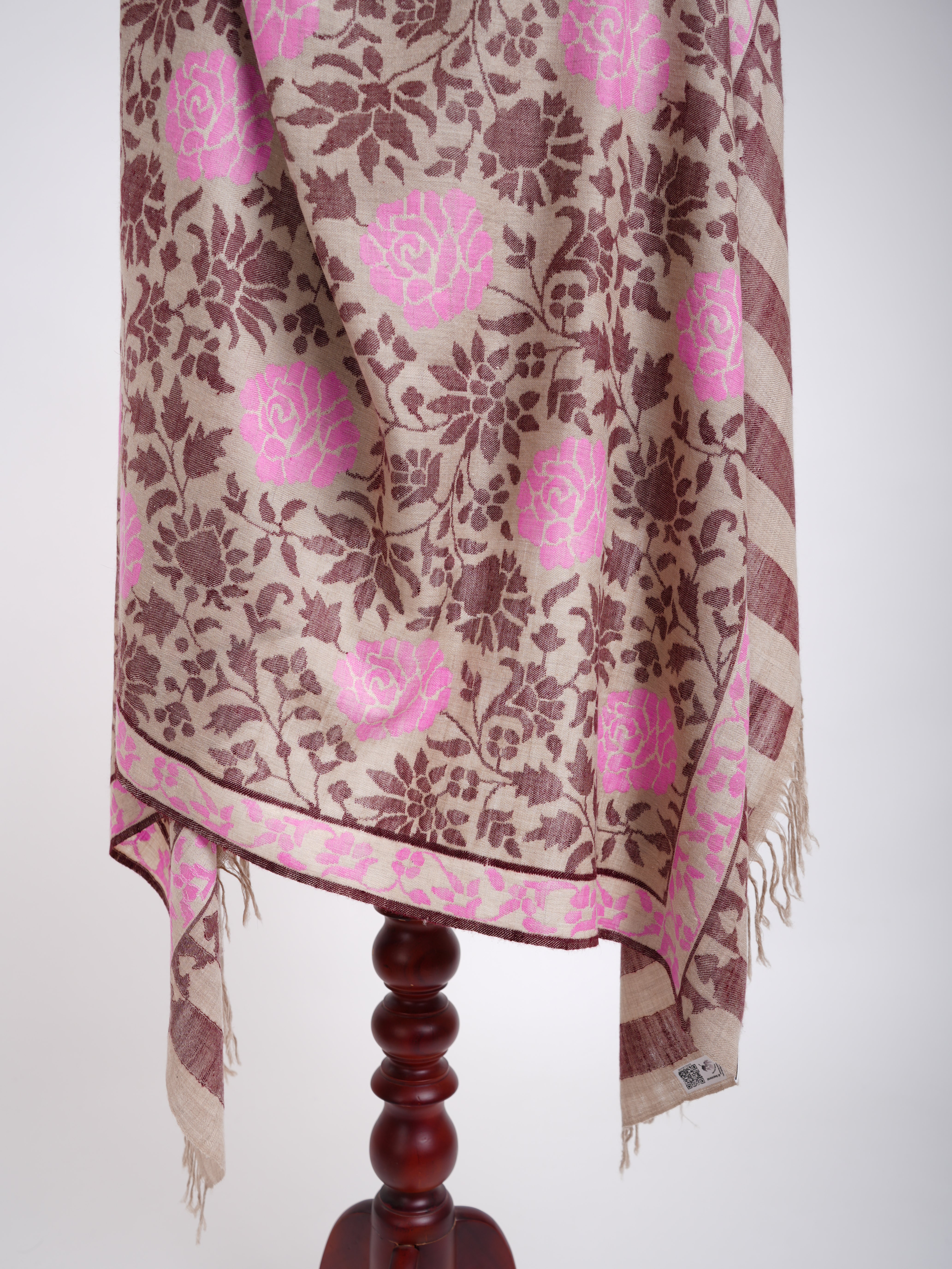 Scialle in cashmere certificato beige chiaro con trama Kani rosa