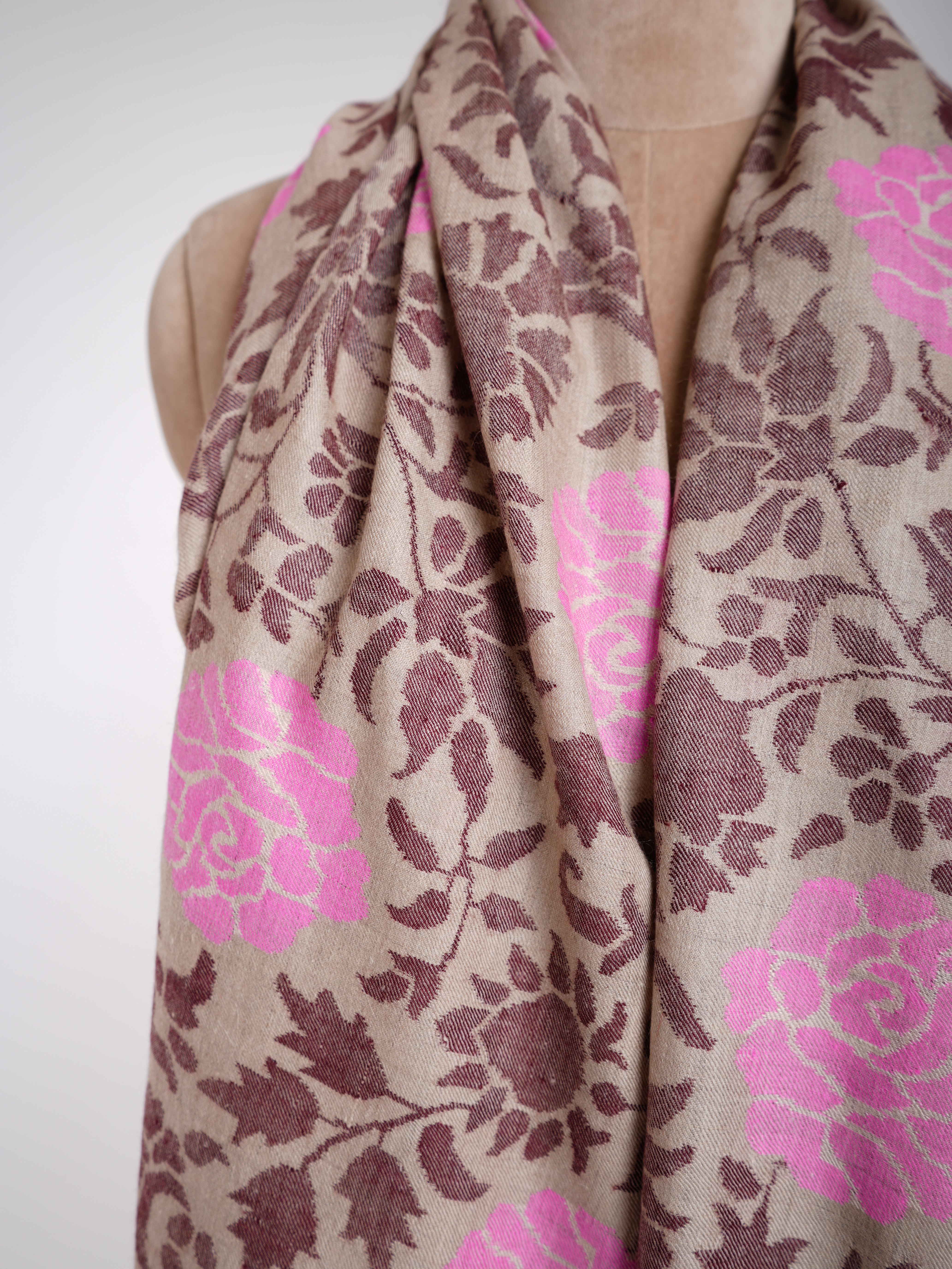 Scialle in cashmere certificato beige chiaro con trama Kani rosa