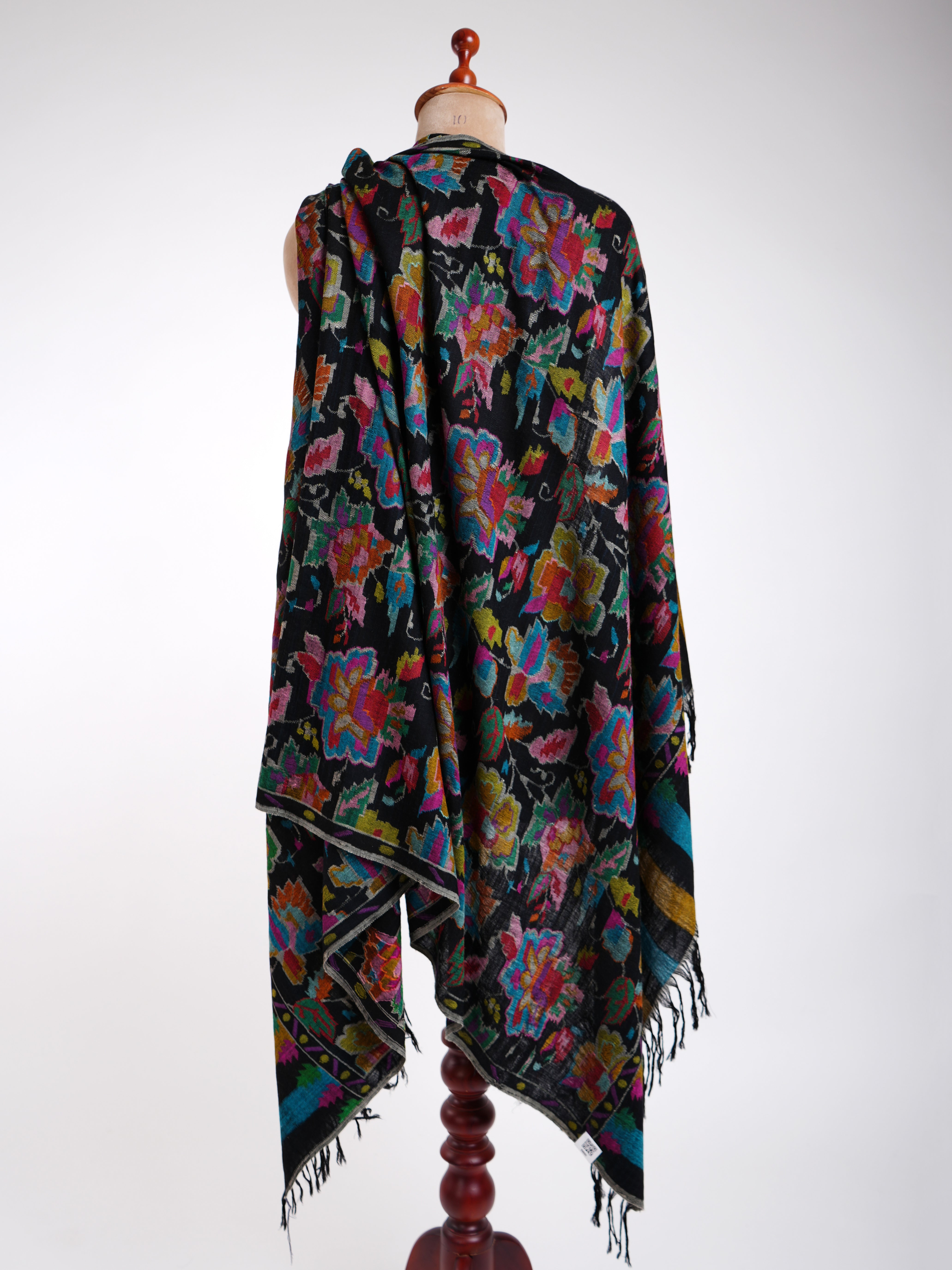Charmant châle en cachemire noir Kani Weave