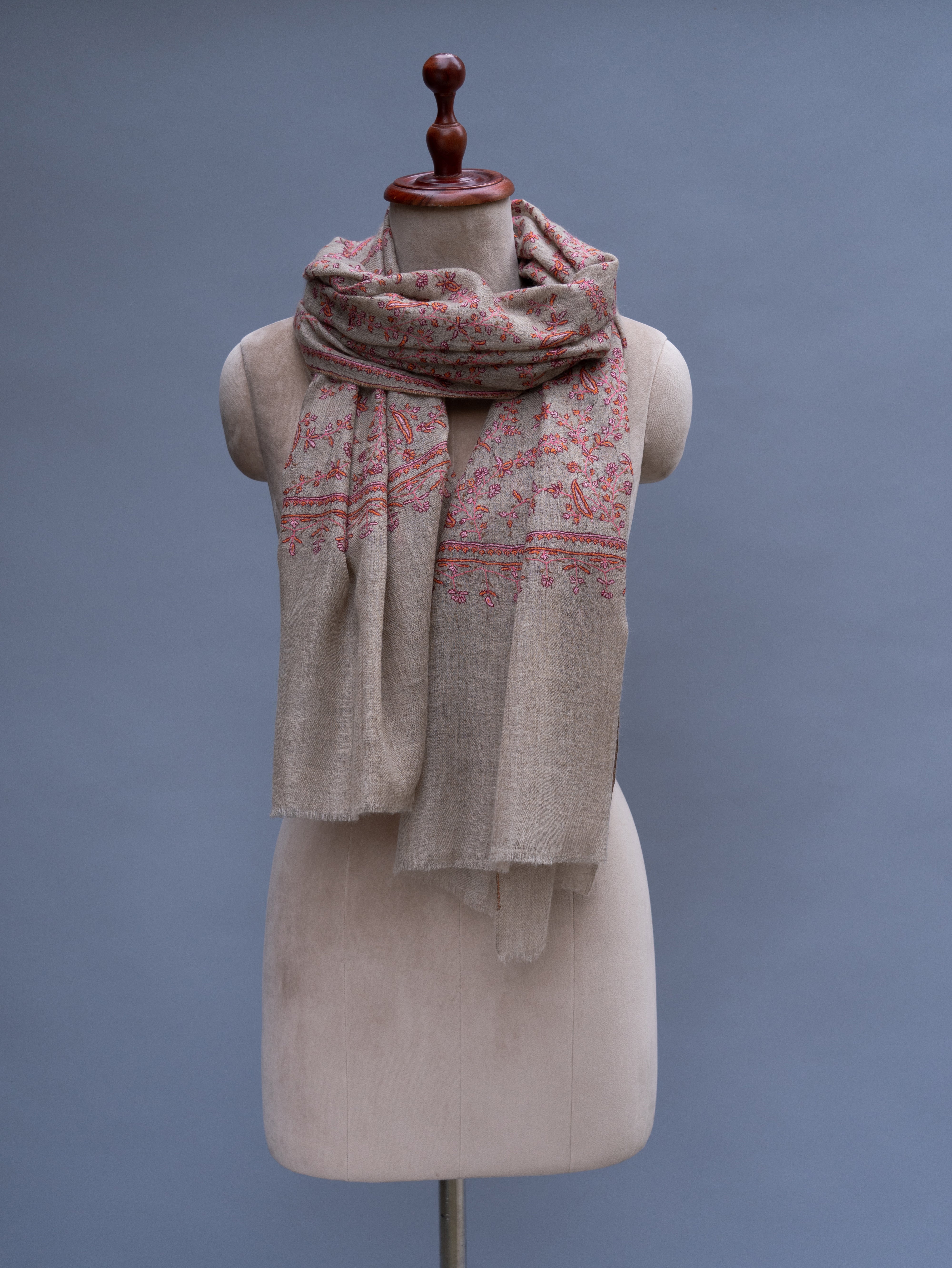 Joli châle en cachemire gris naturel