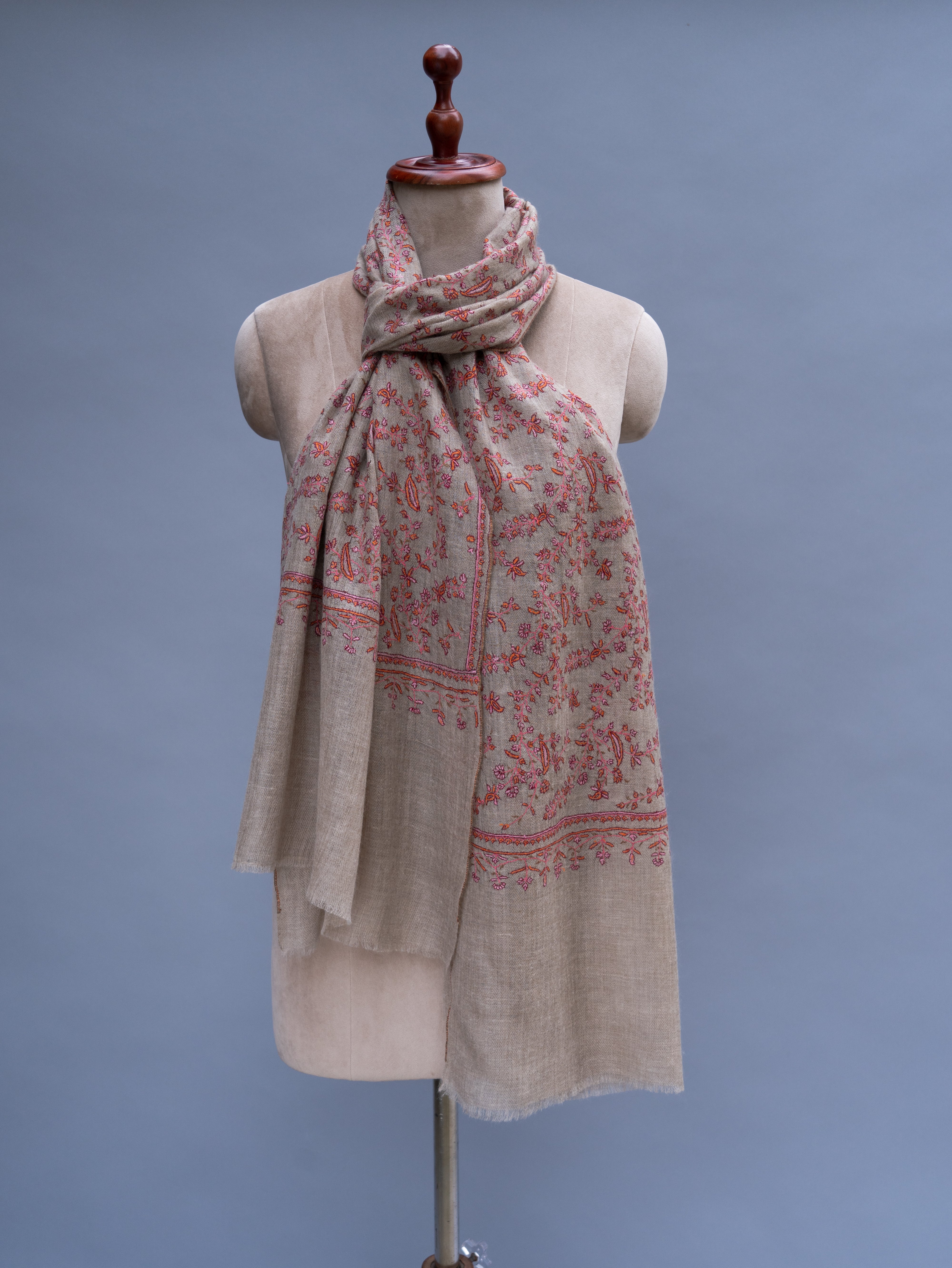 Joli châle en cachemire gris naturel