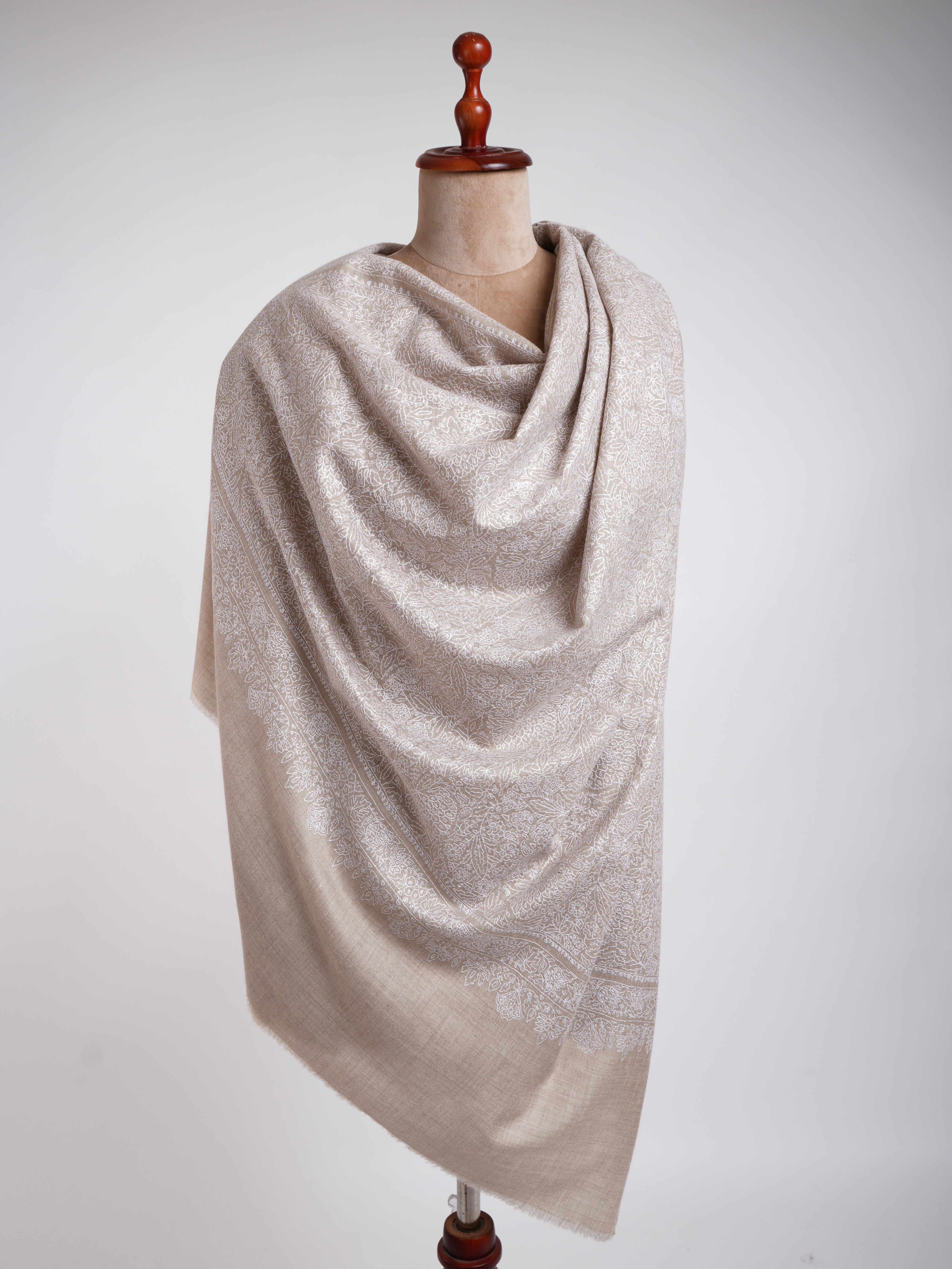 Gris avec châle pashmina brodé blanc
