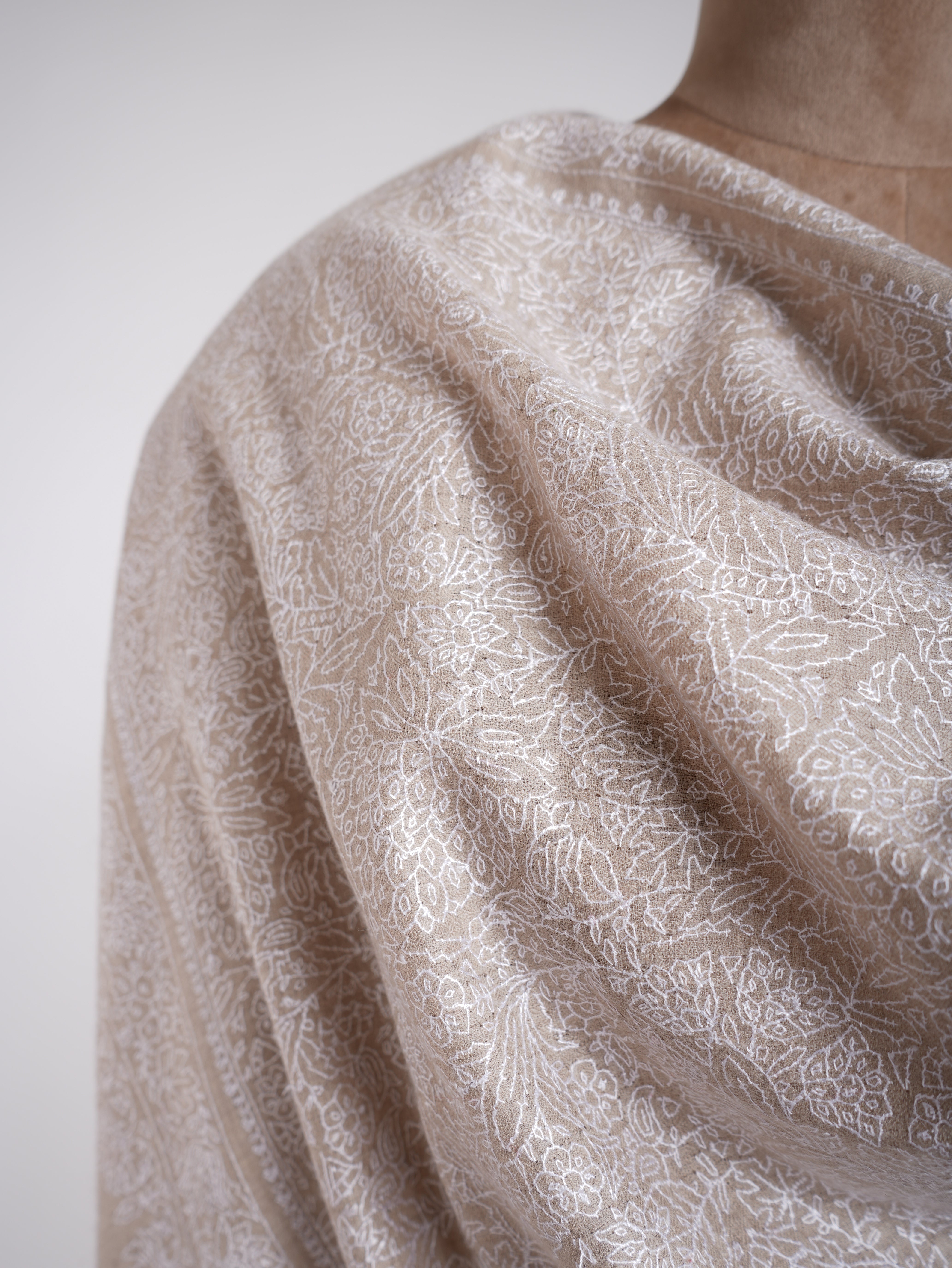 Gris avec châle pashmina brodé blanc