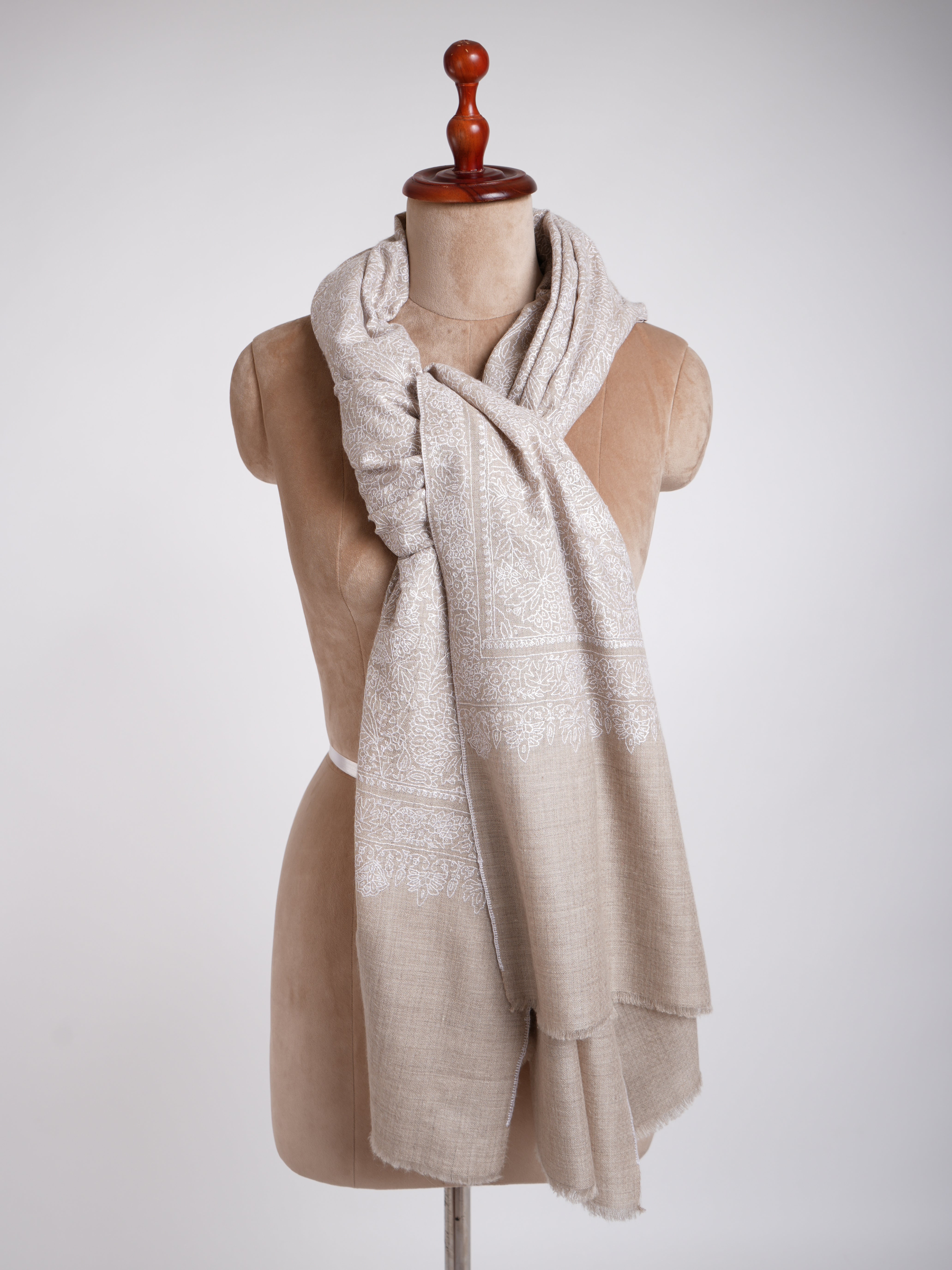 Gris avec châle pashmina brodé blanc