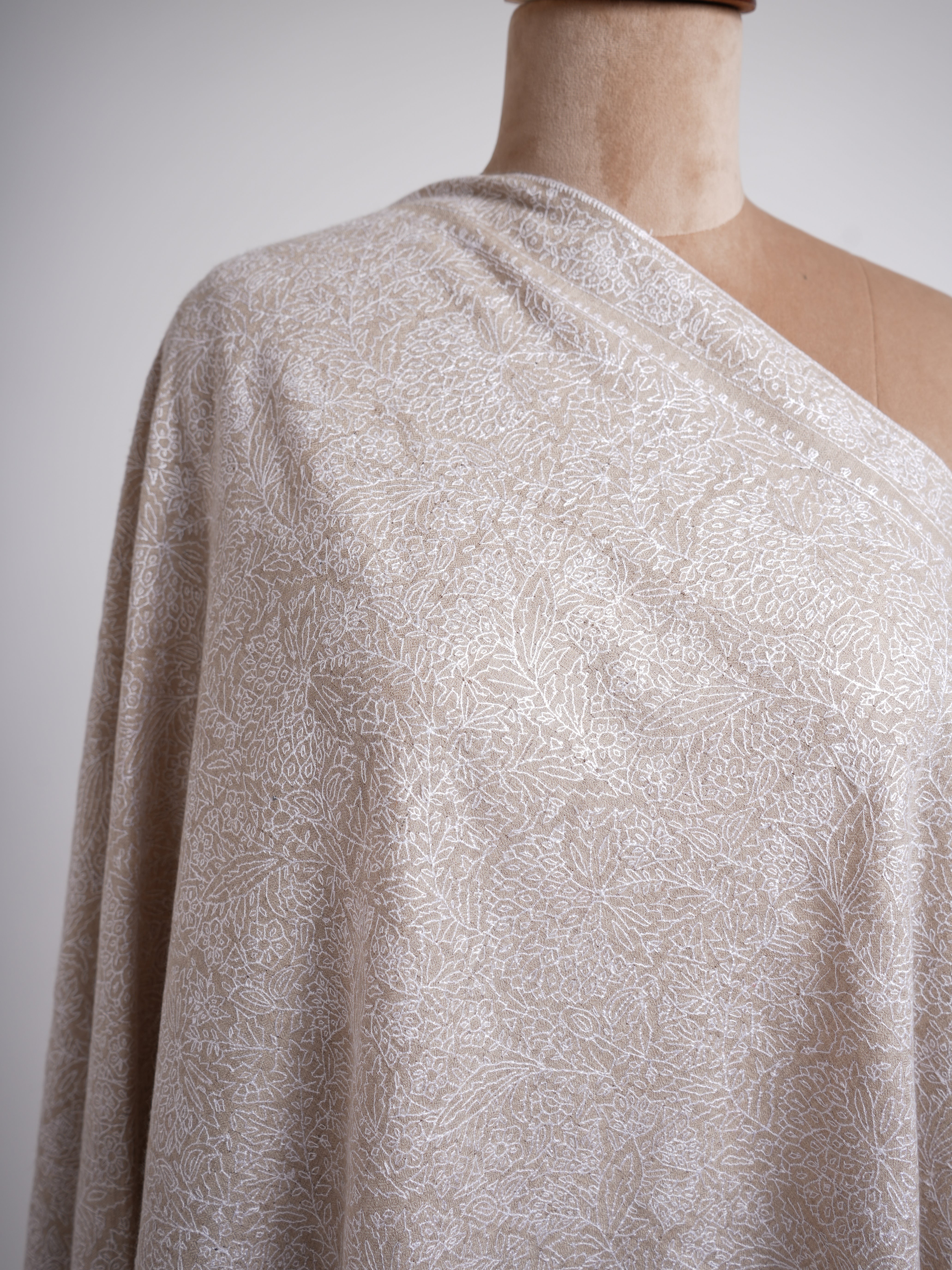 Gris avec châle pashmina brodé blanc