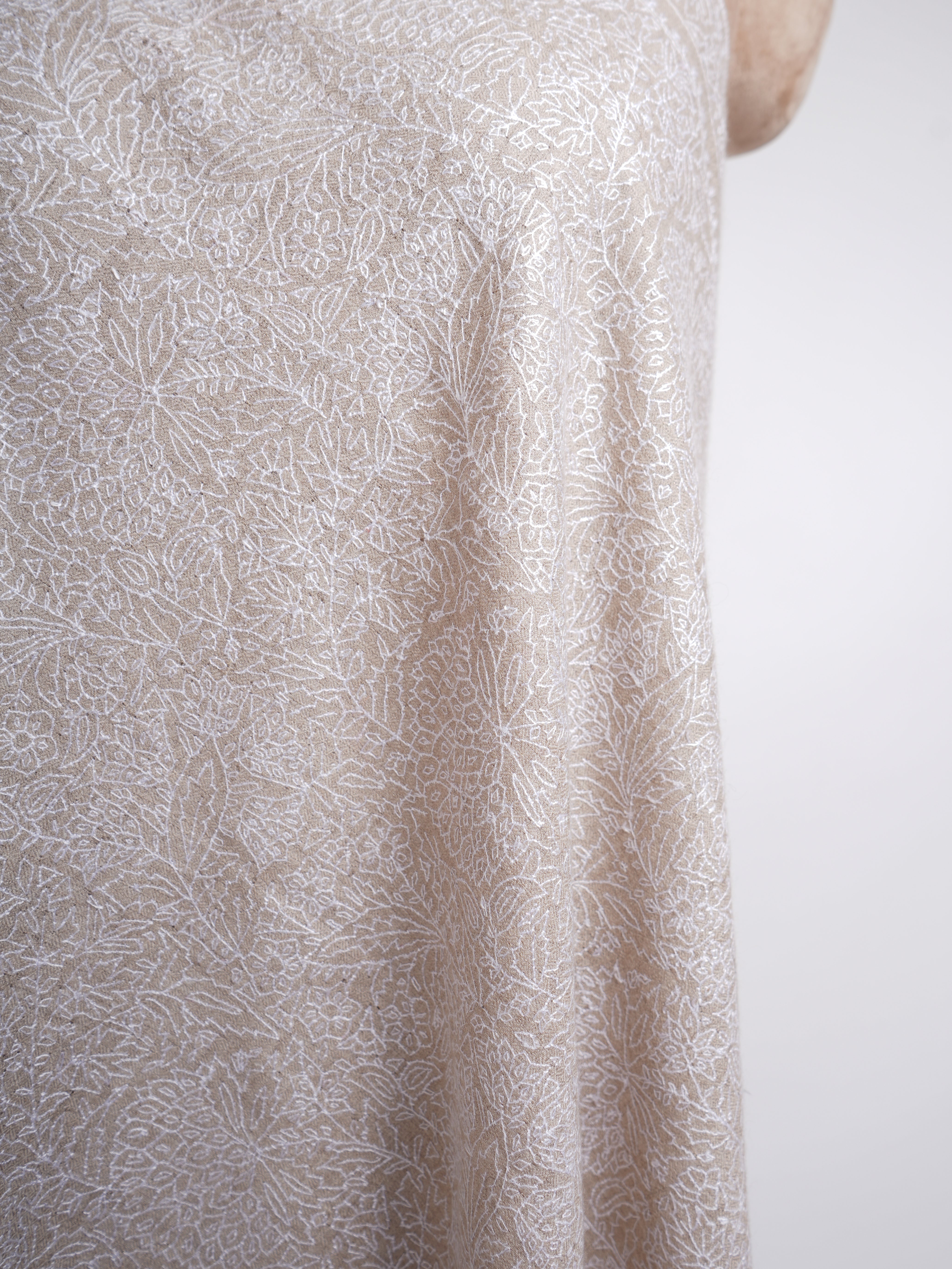 Gris avec châle pashmina brodé blanc