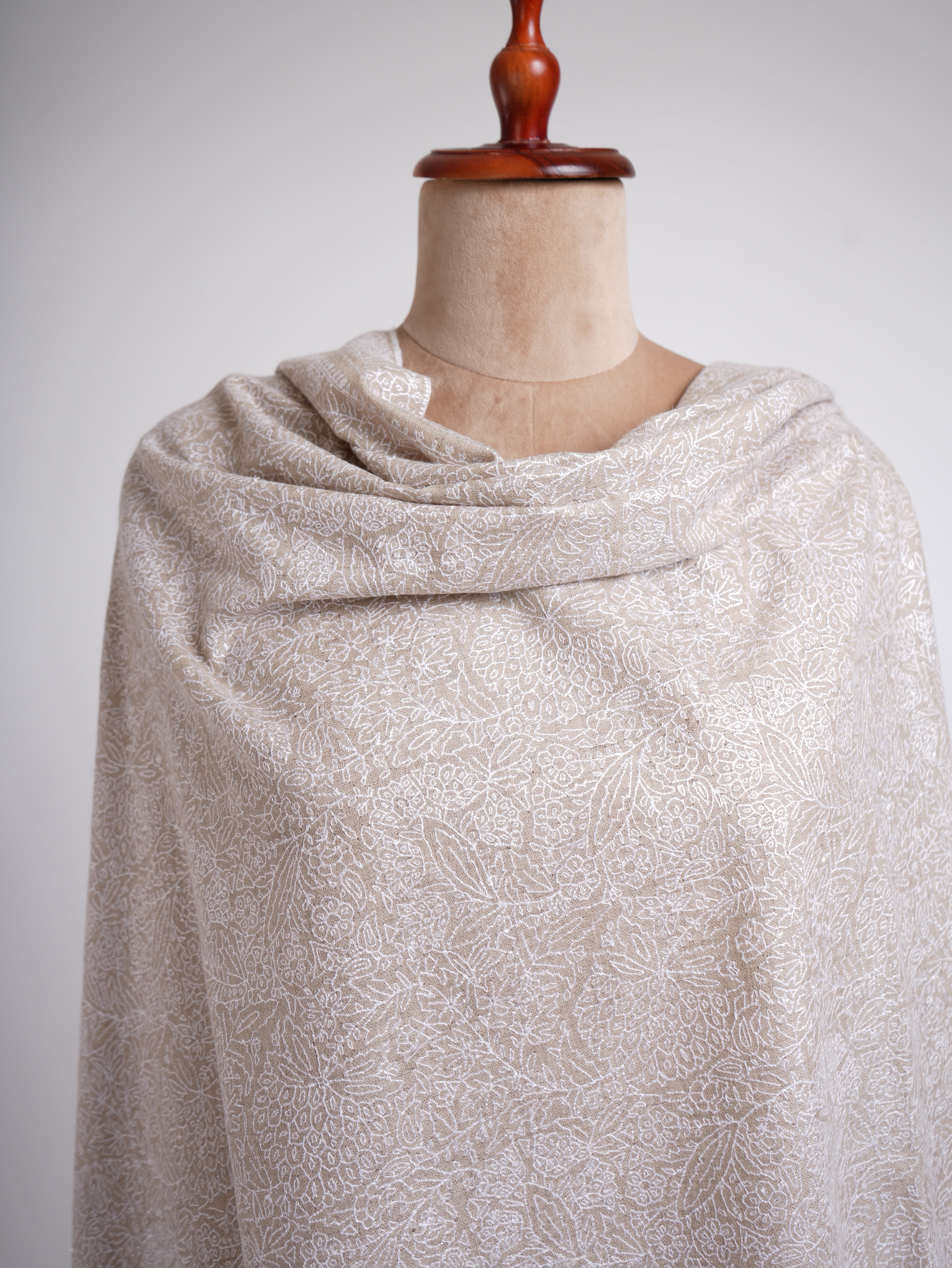 Gris avec châle pashmina brodé blanc