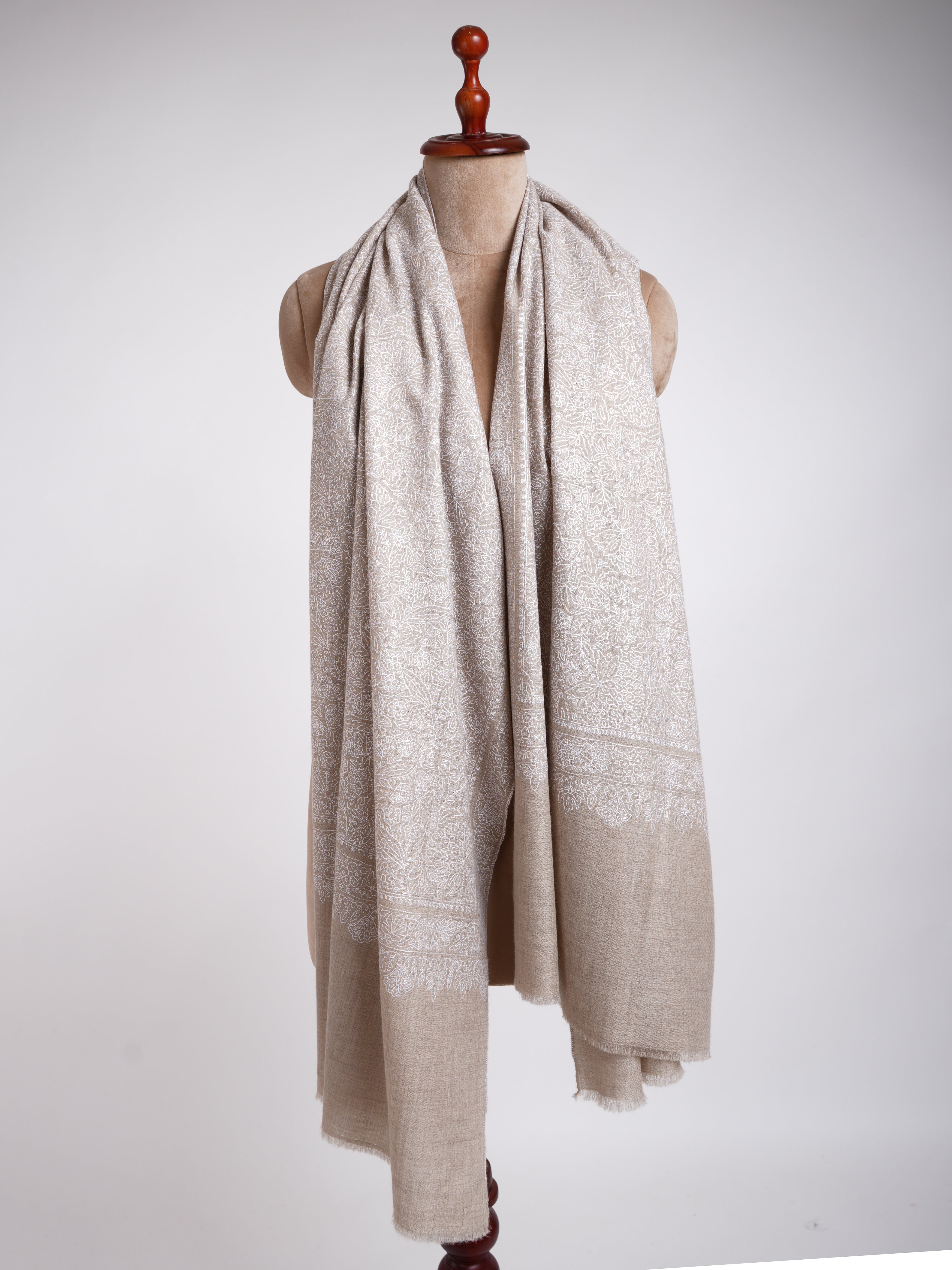 Gris avec châle pashmina brodé blanc