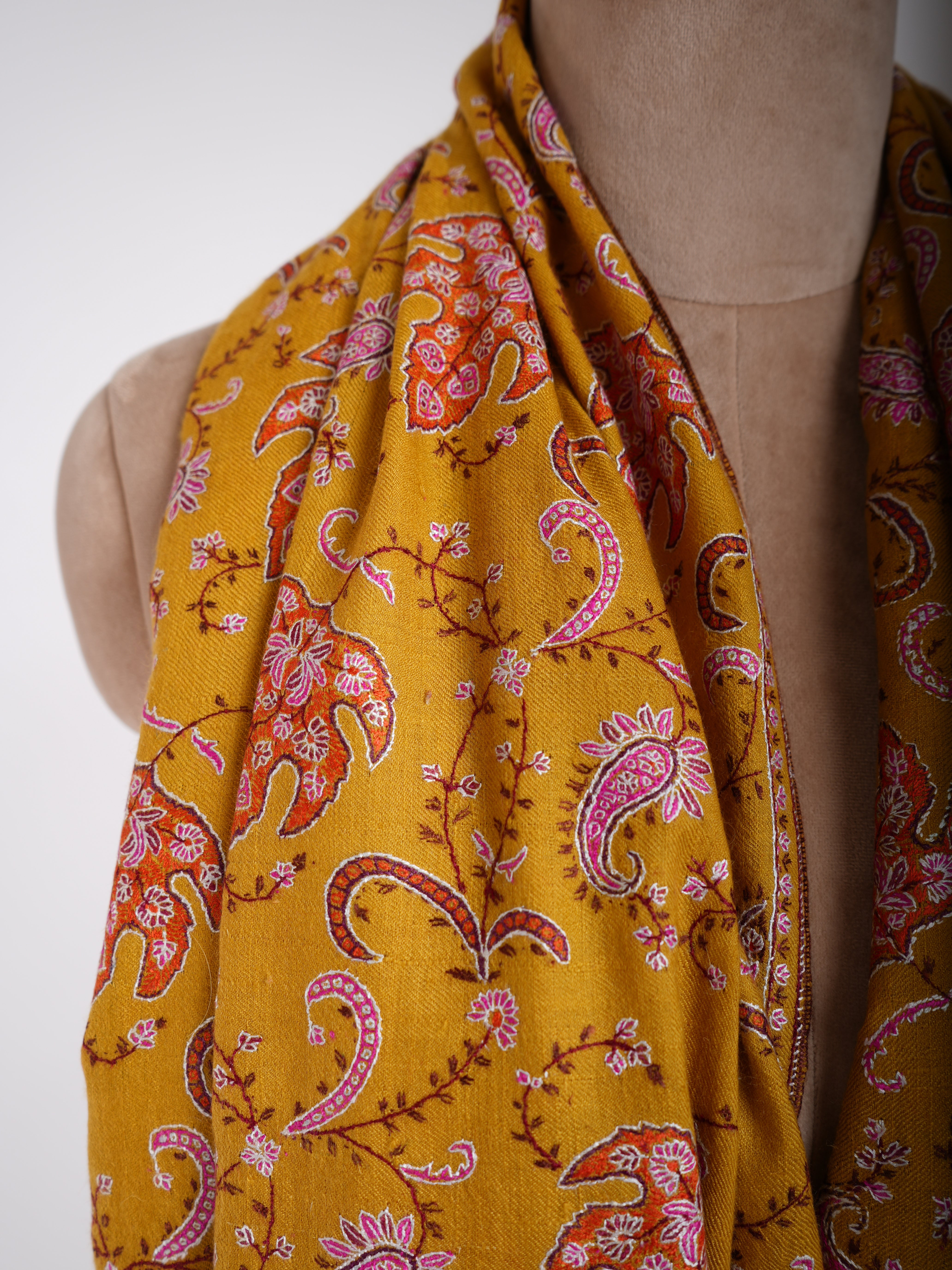 Sozni Jalldar Scialle Pashmina ricamato a mano in oro