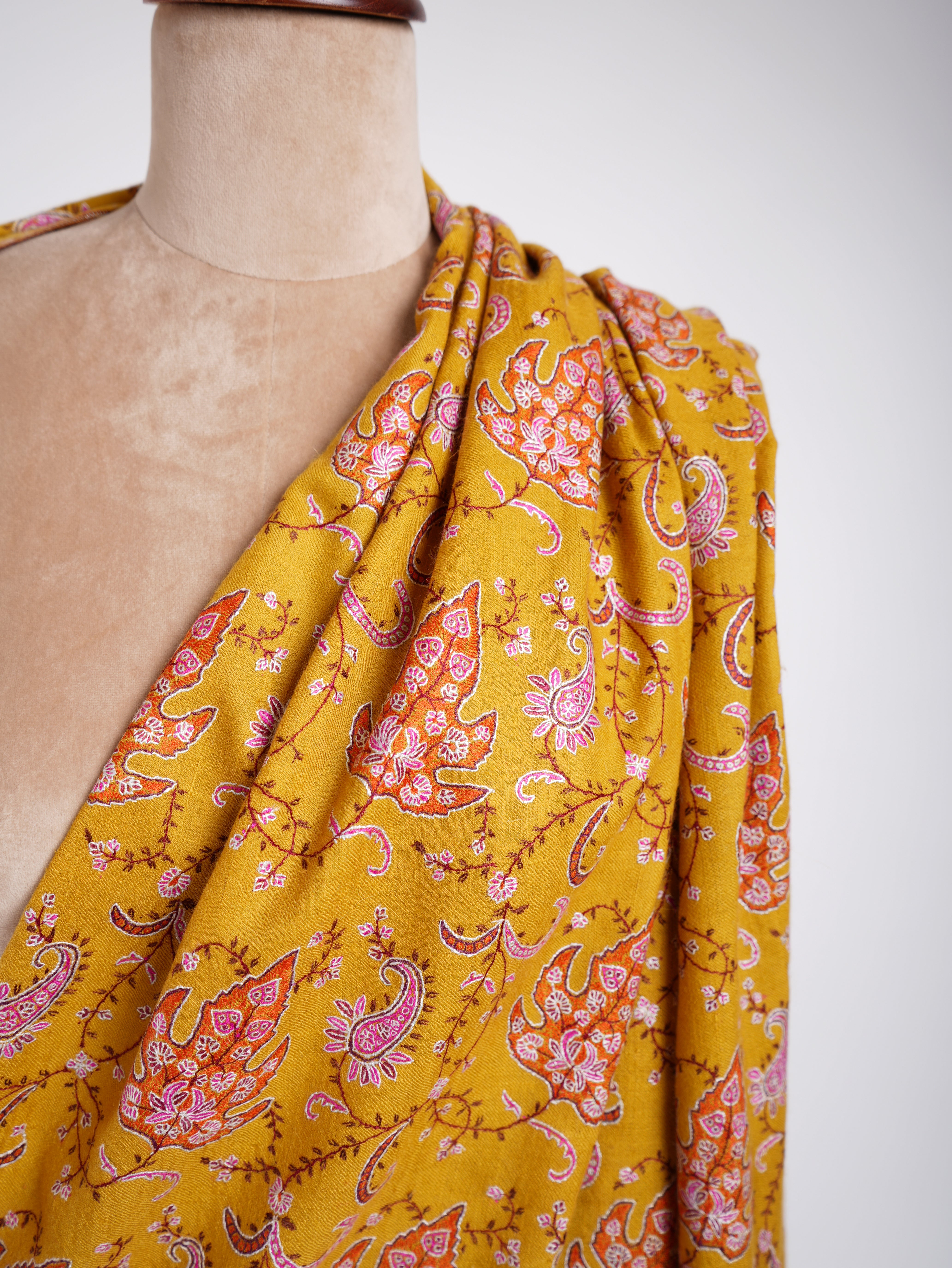 Sozni Jalldar Scialle Pashmina ricamato a mano in oro