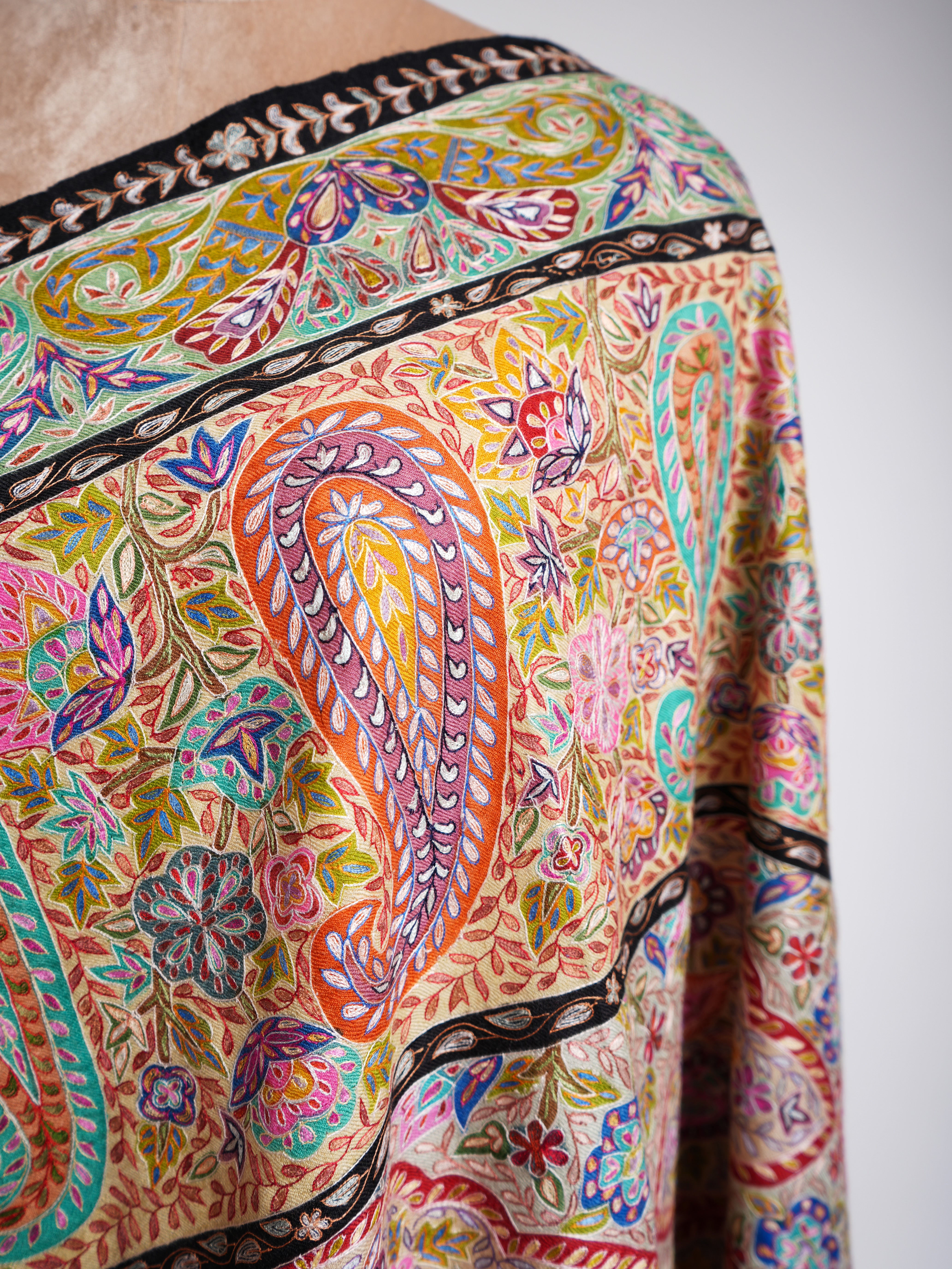 Handbemalter Pashmina-Schal aus feiner Kalamkari-Kunstseide
