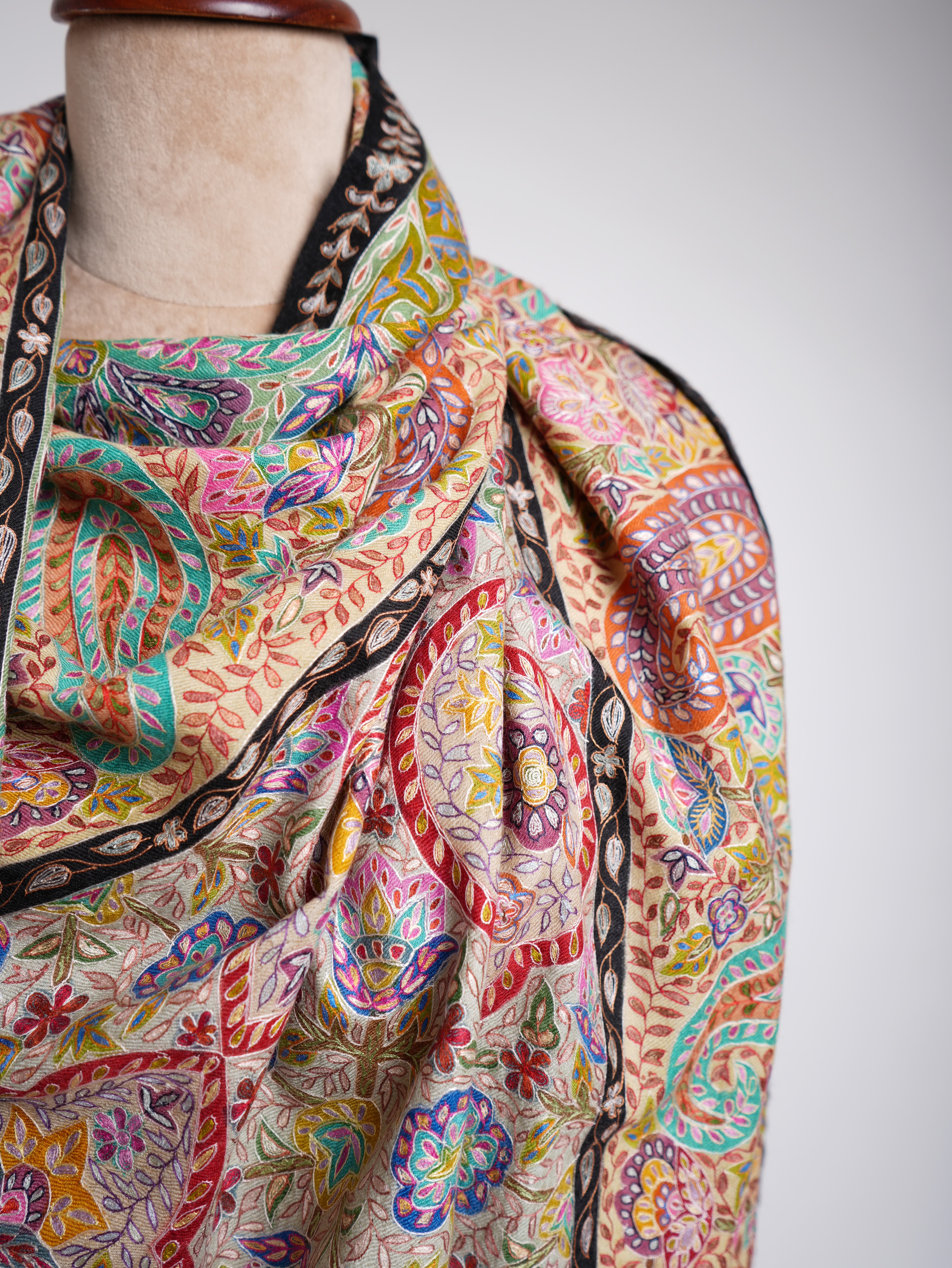 Handbemalter Pashmina-Schal aus feiner Kalamkari-Kunstseide