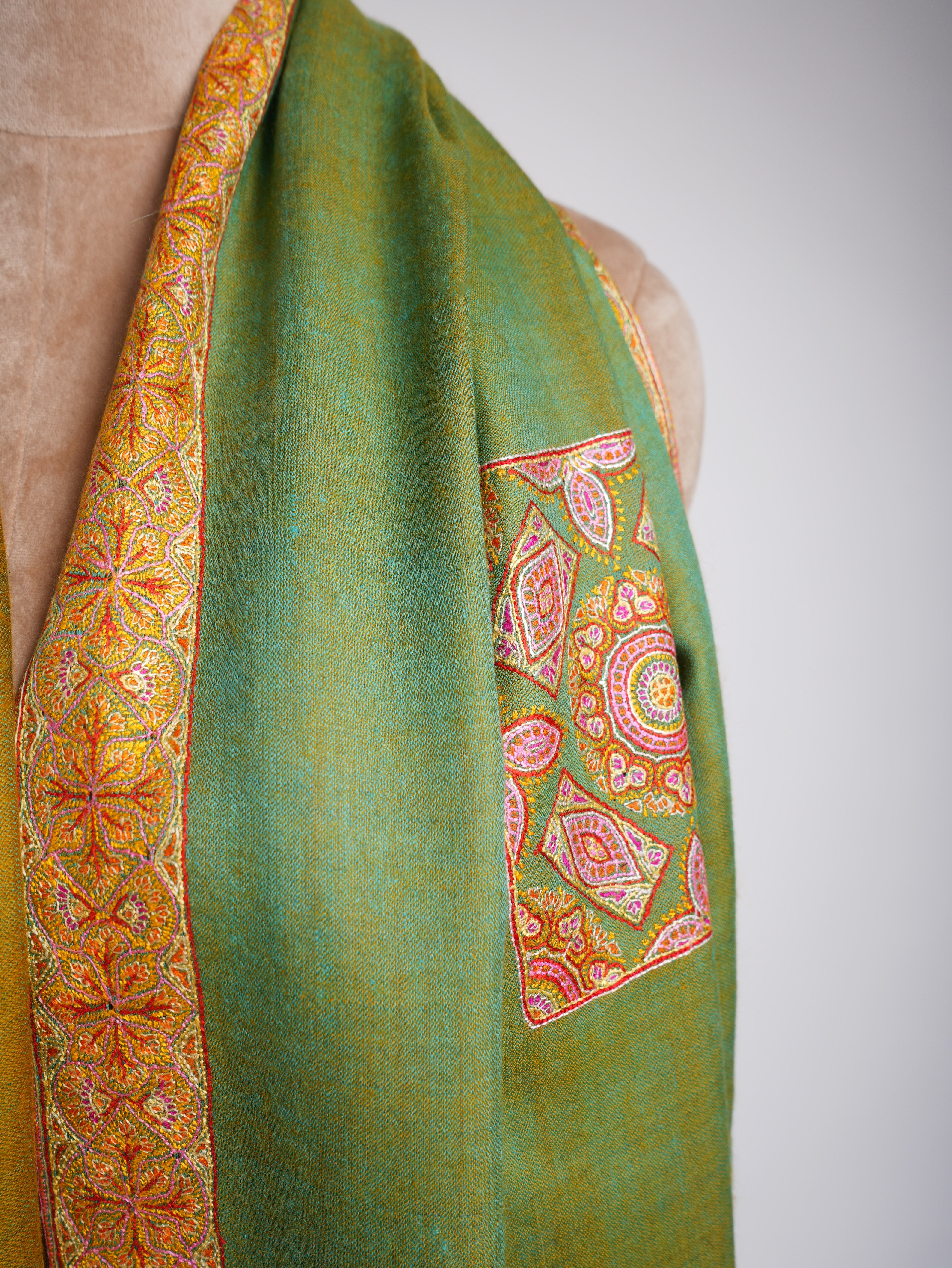 Scialle Pashmina Sozni Dorukha in seta verde