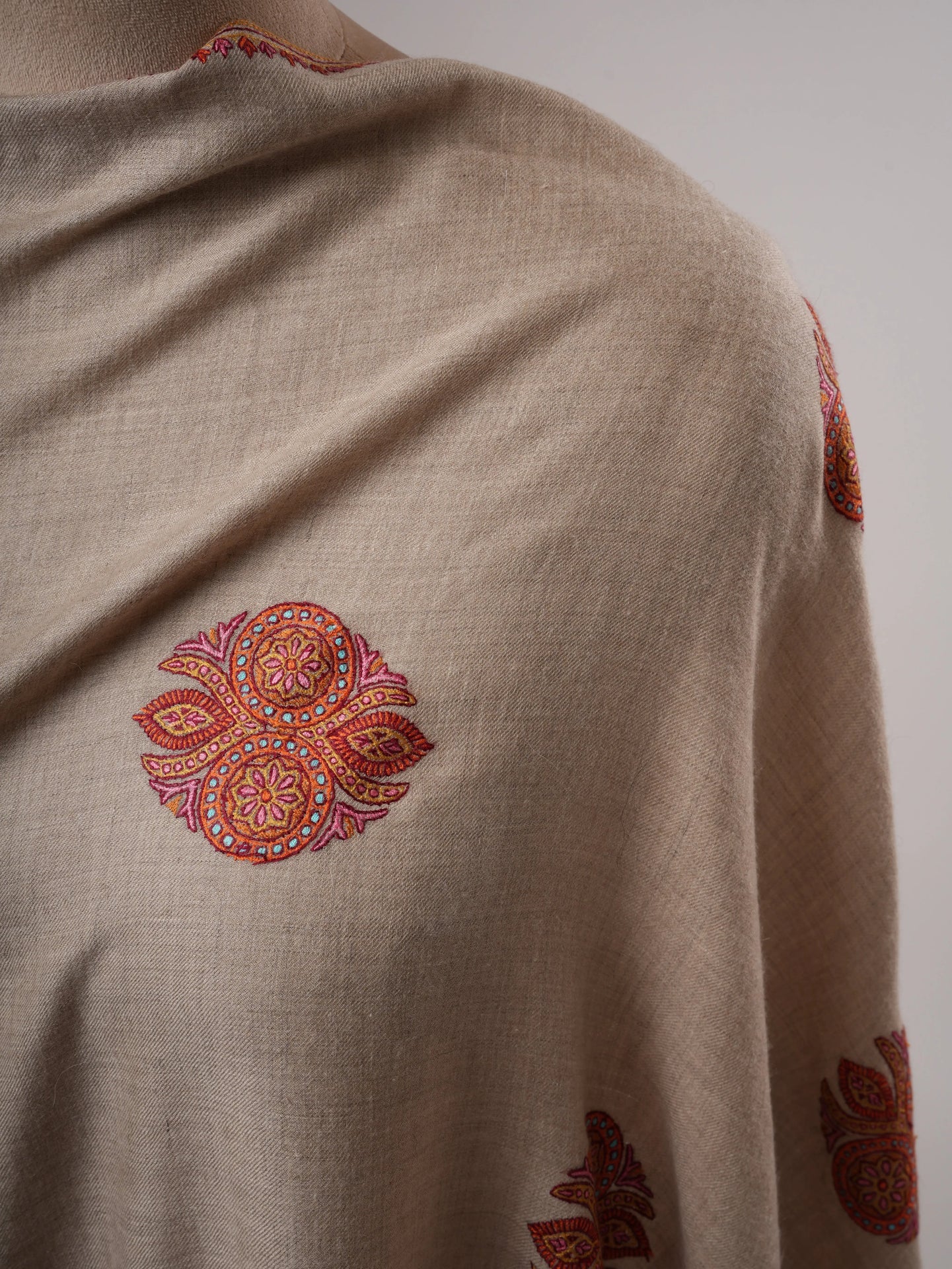 Natural Grey Pashmina Shawl – Handwoven with Buteh Sozni Embroidery Shahkaar