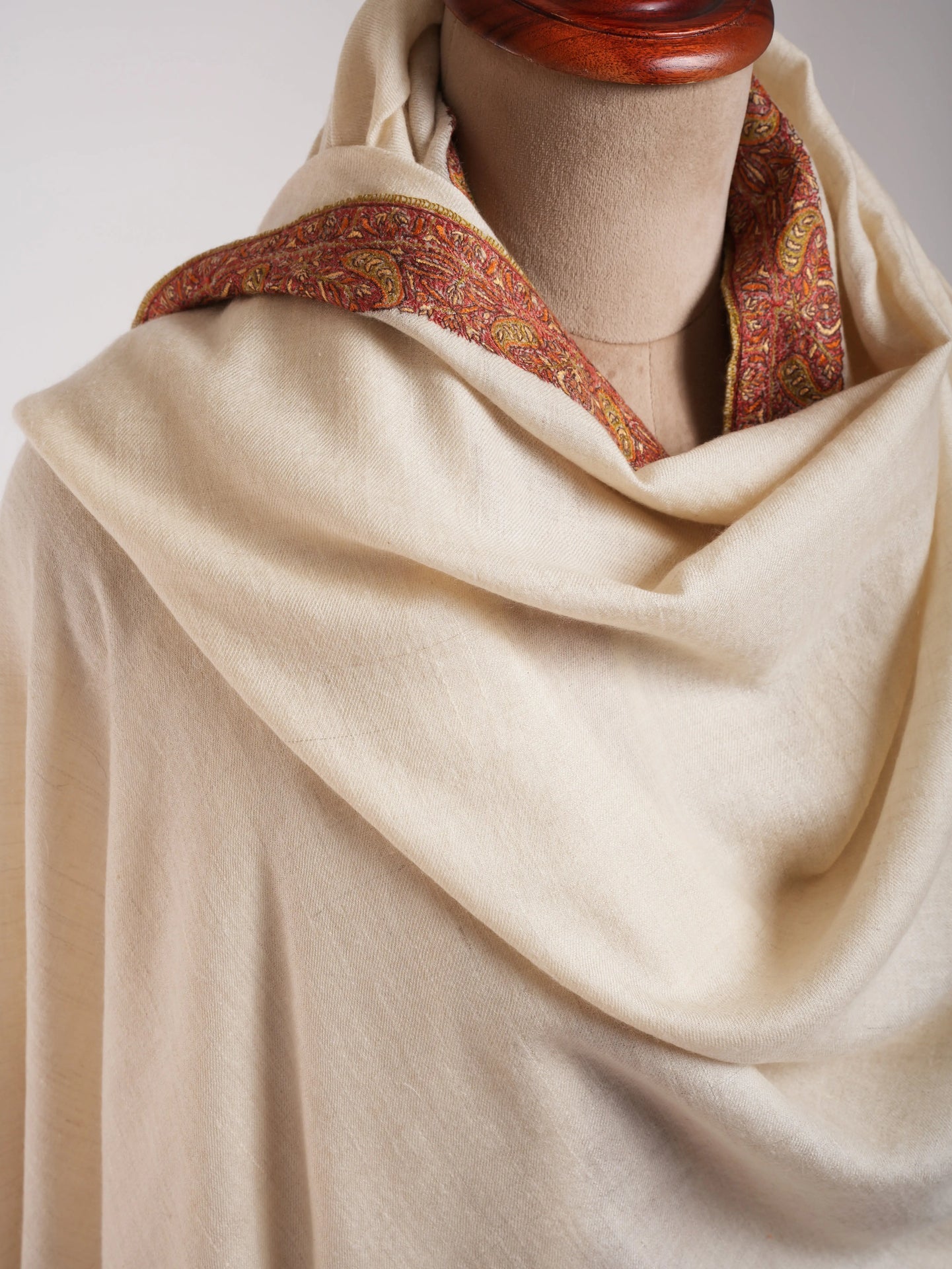XL White Sozni Embroidered Neem Daur Pure Pashmina Shawl Shahkaar