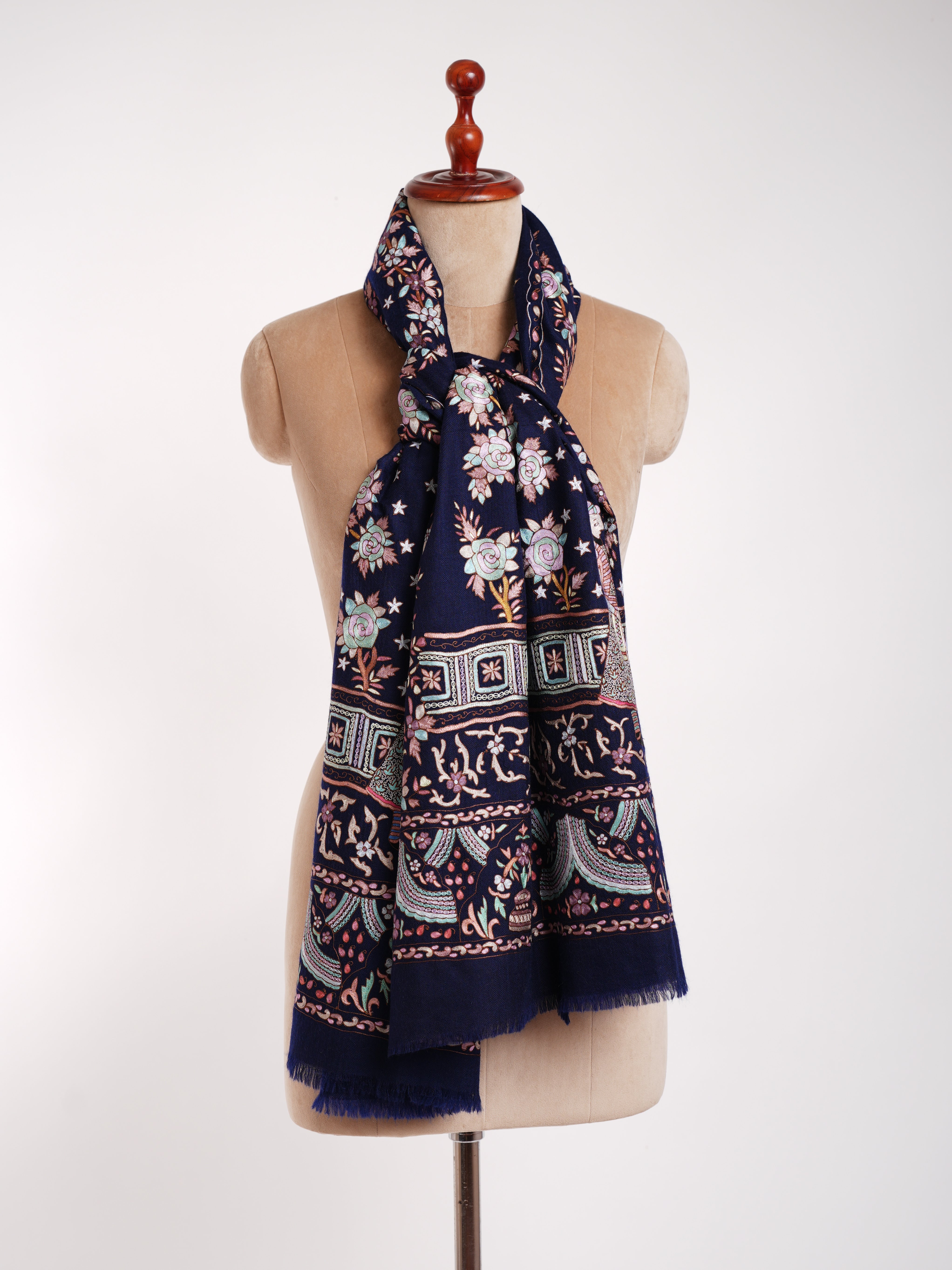 Écharpe en cachemire brodée au crochet fait à la main, bleu classique