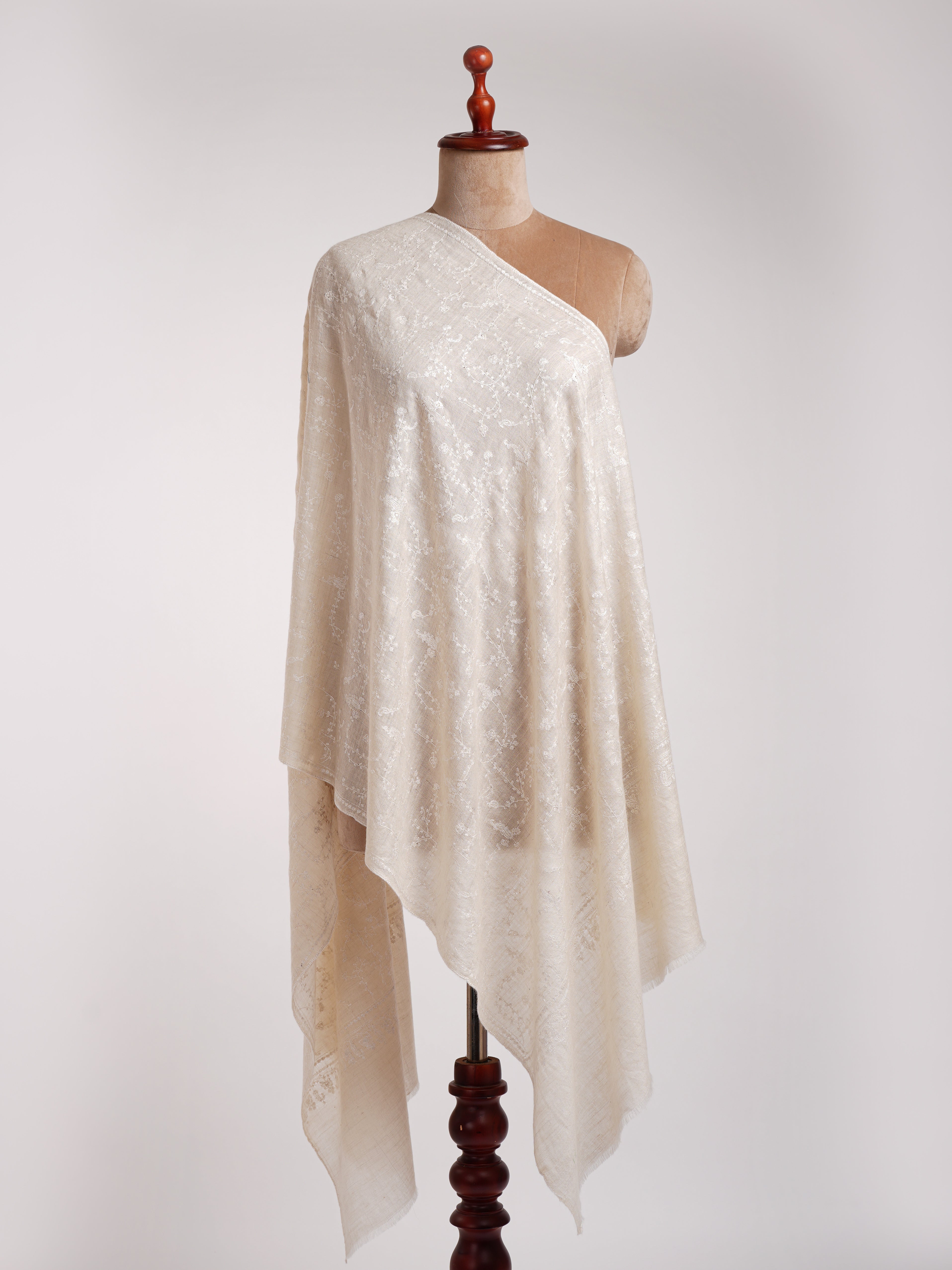Stola ricamata in cashmere bianco indiano