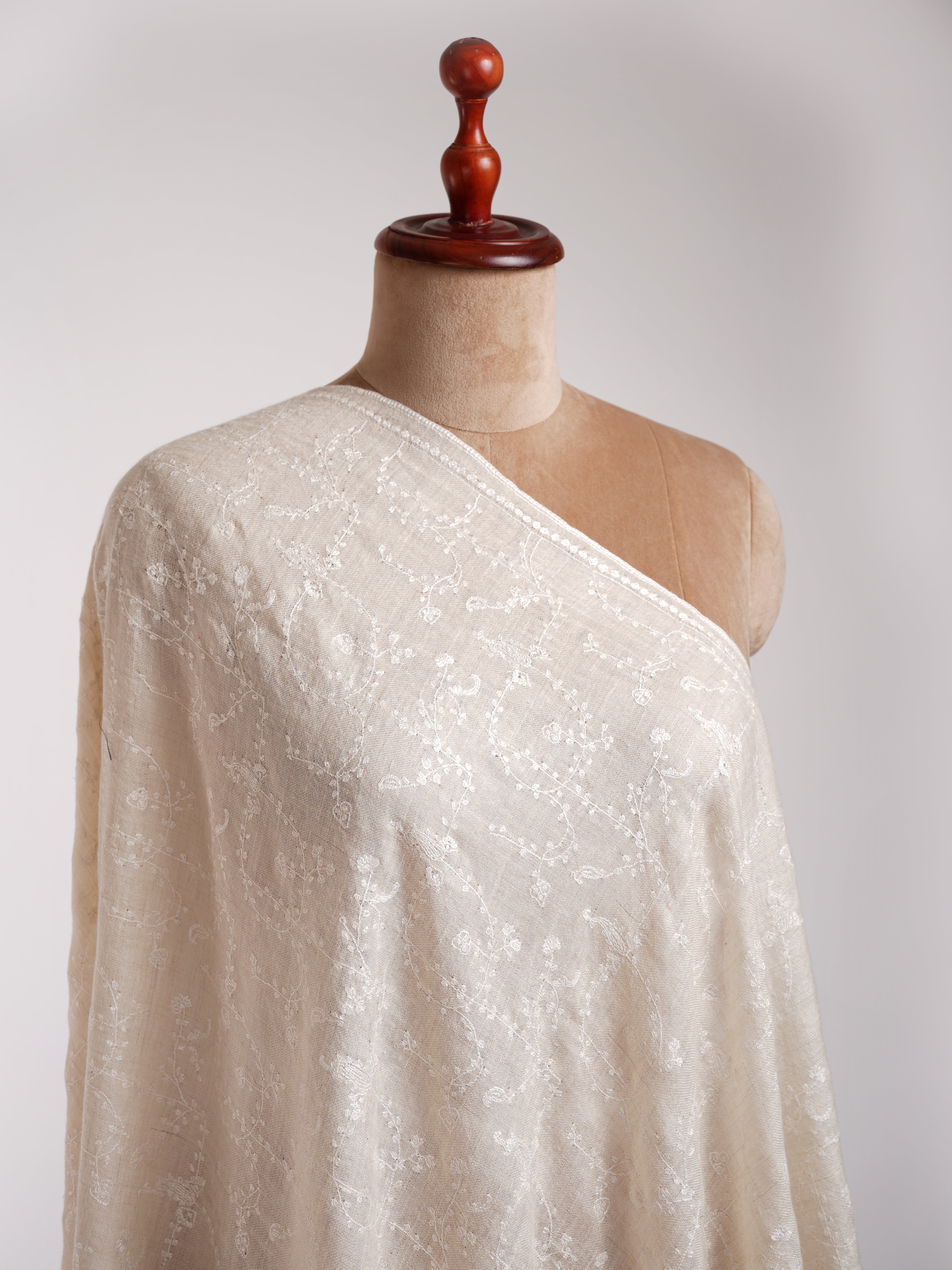 Stola ricamata in cashmere bianco indiano