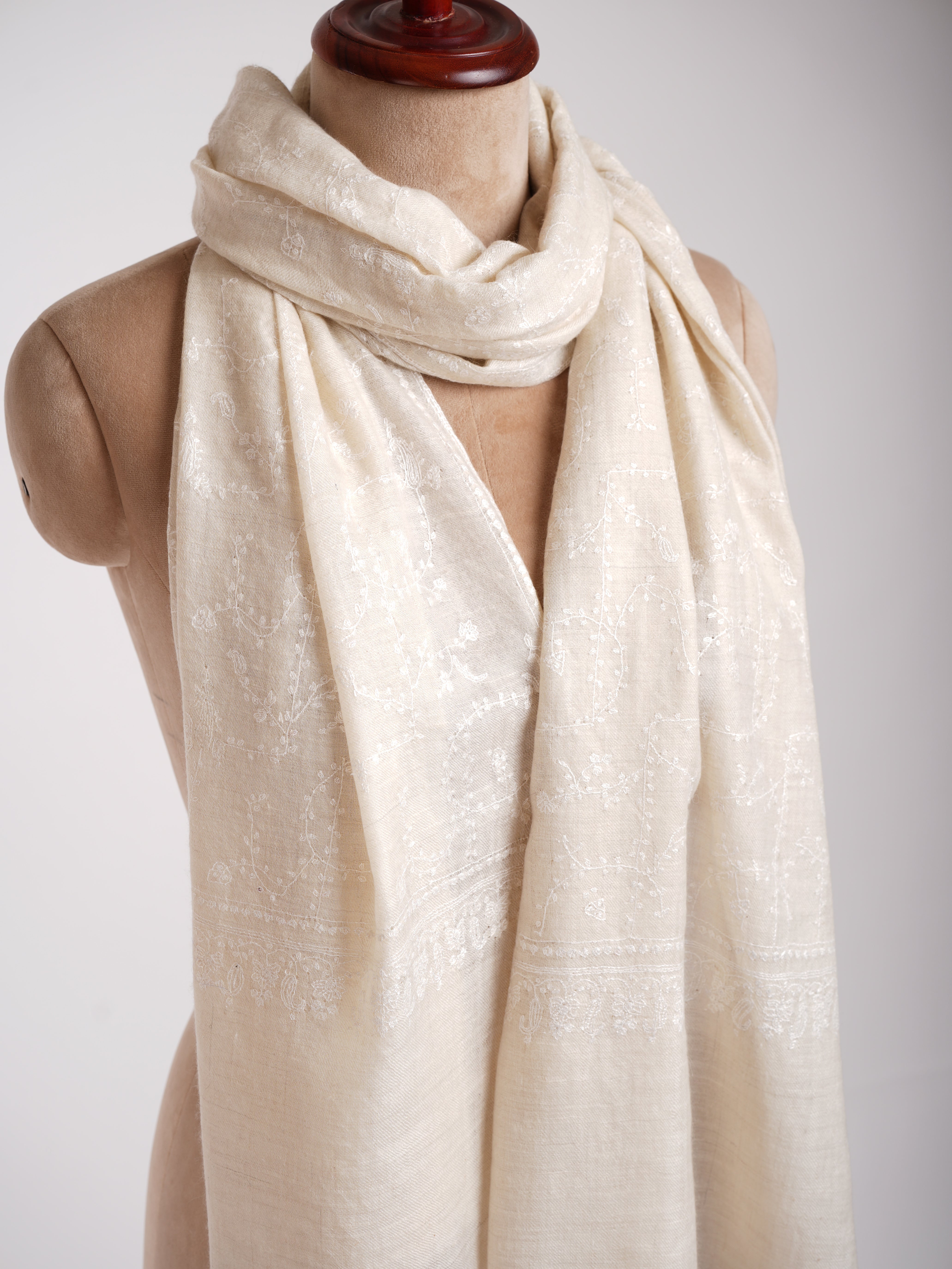 Stola ricamata in cashmere bianco indiano