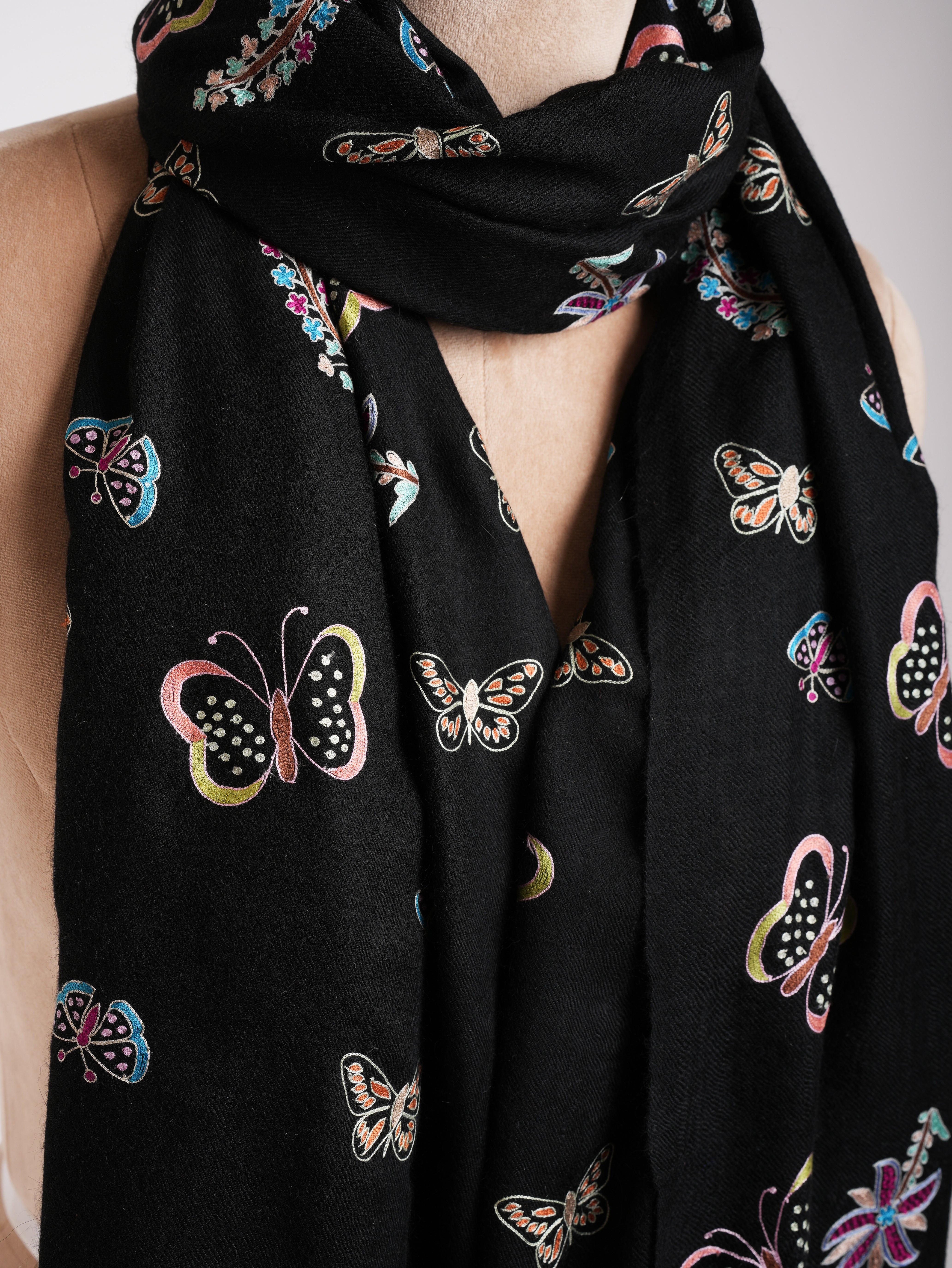 Scialle di pashmina nero ricamato a farfalla