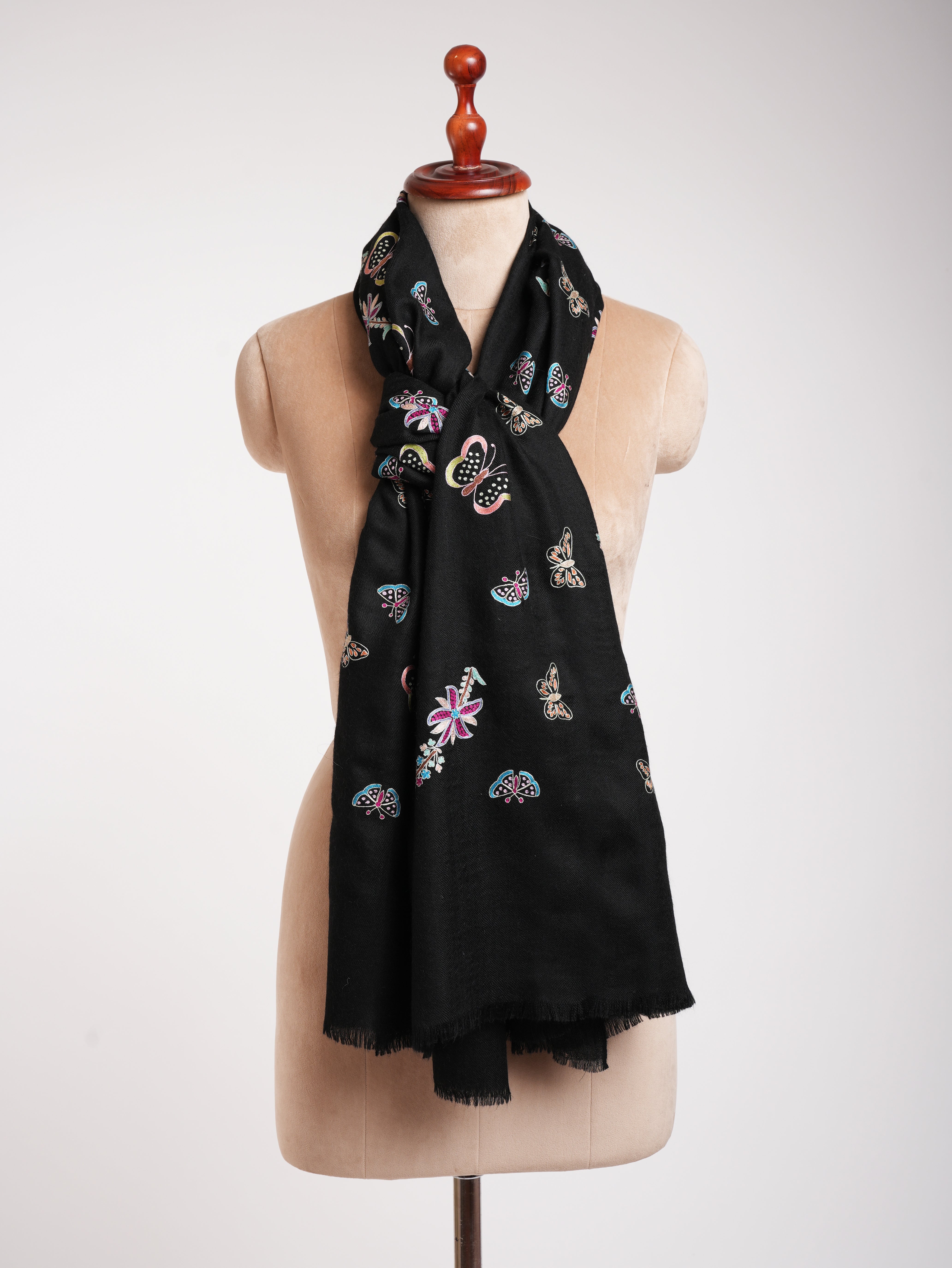Scialle di pashmina nero ricamato a farfalla
