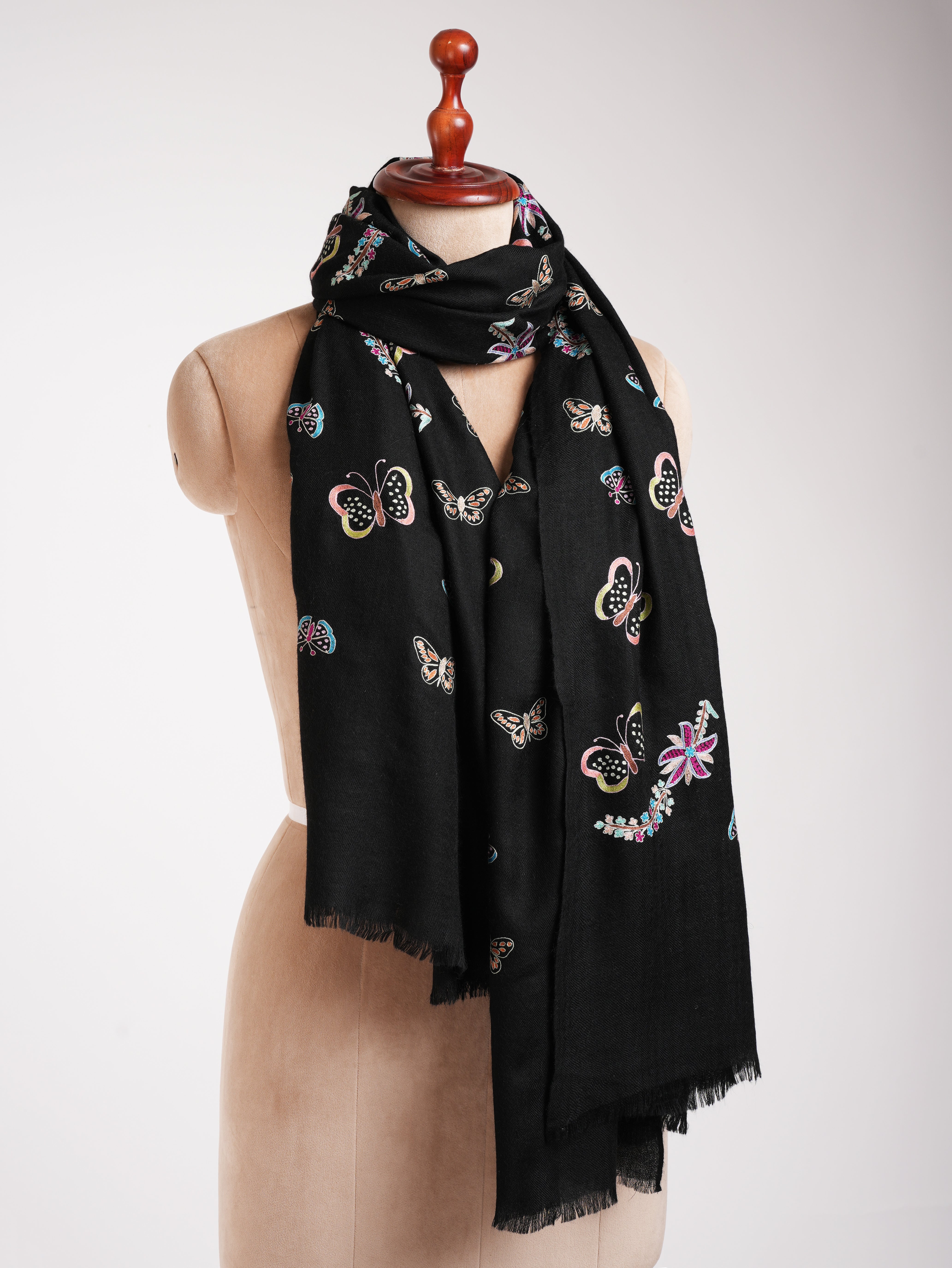 Scialle di pashmina nero ricamato a farfalla