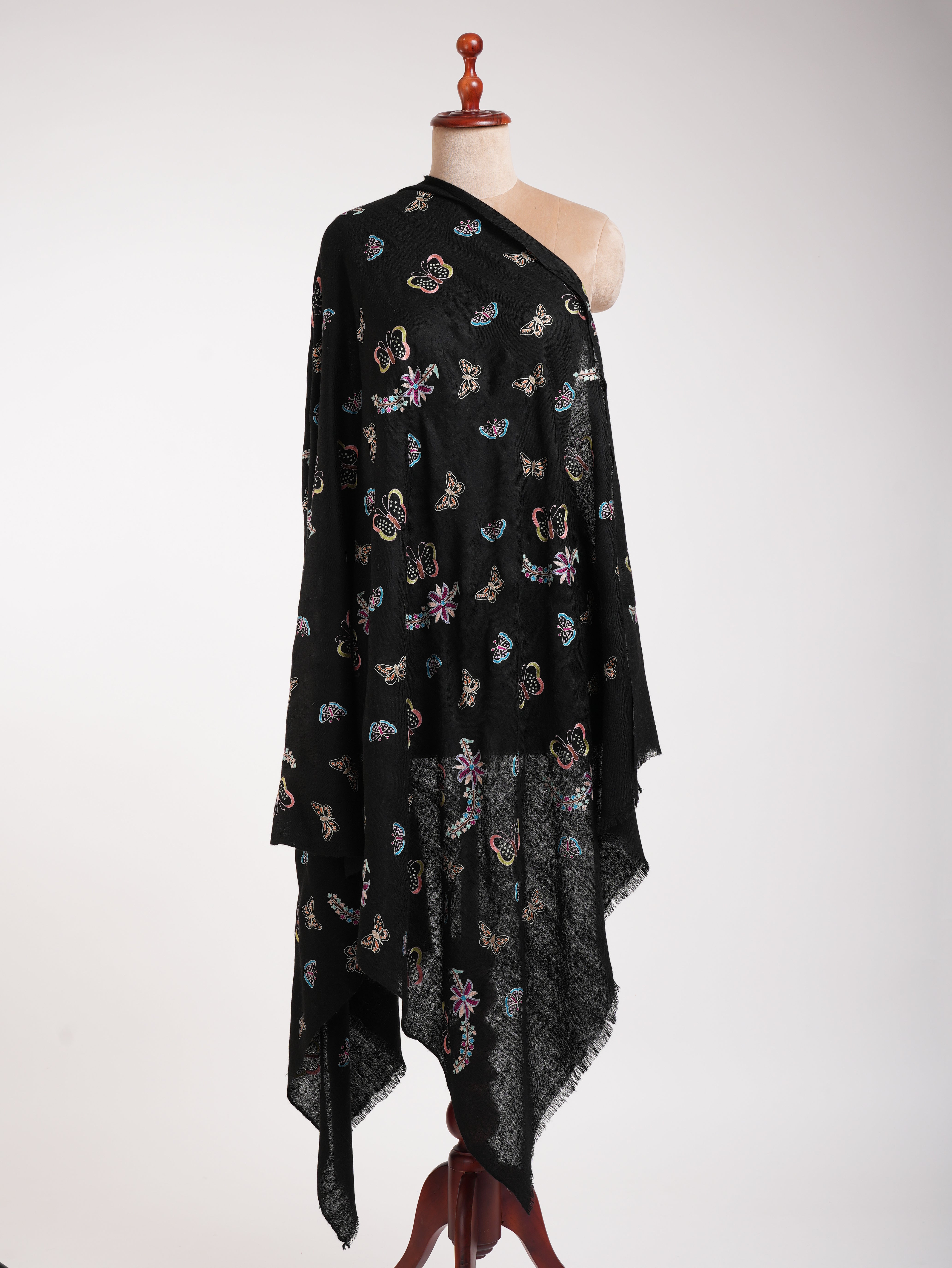 Scialle di pashmina nero ricamato a farfalla