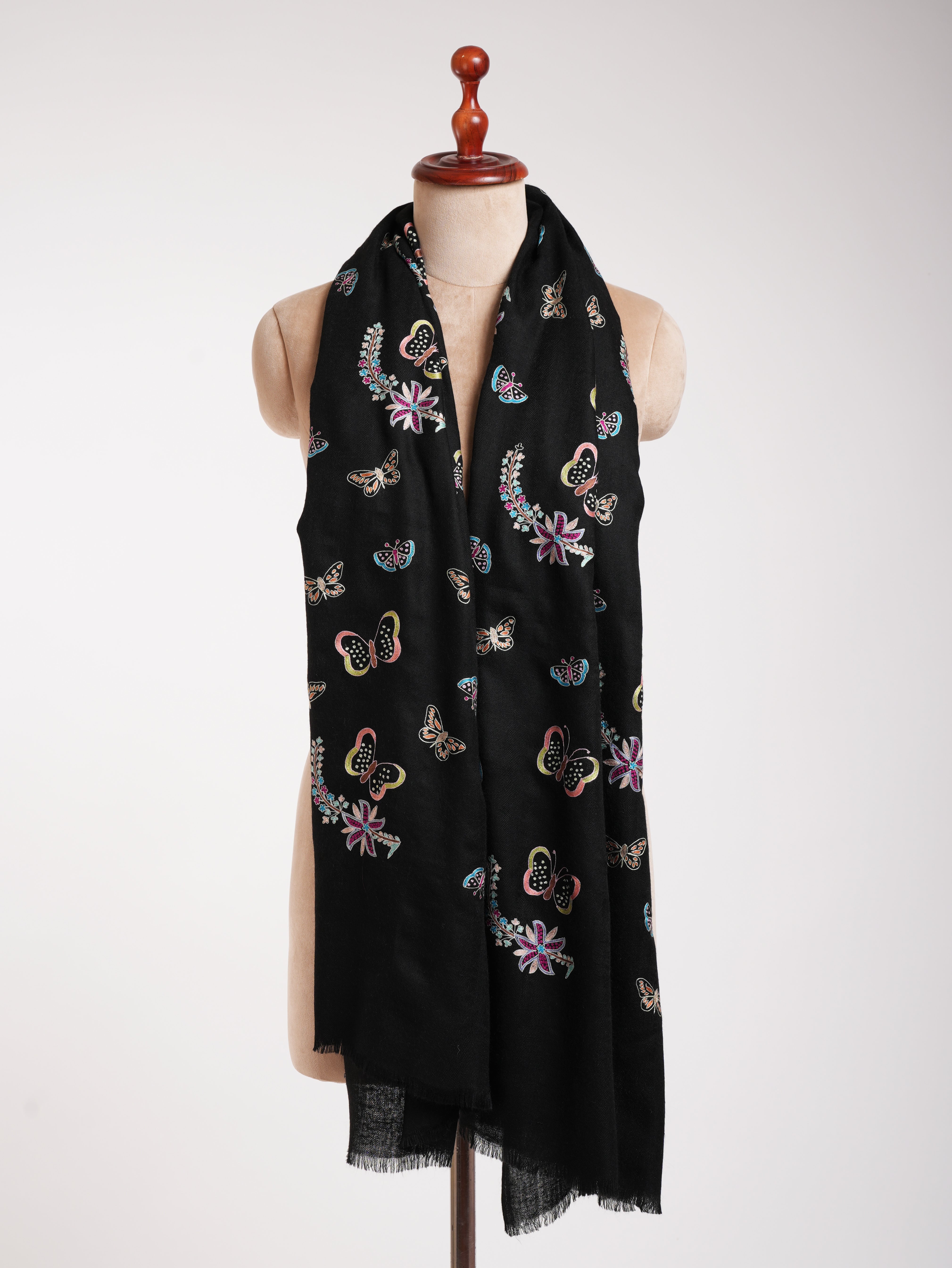 Scialle di pashmina nero ricamato a farfalla