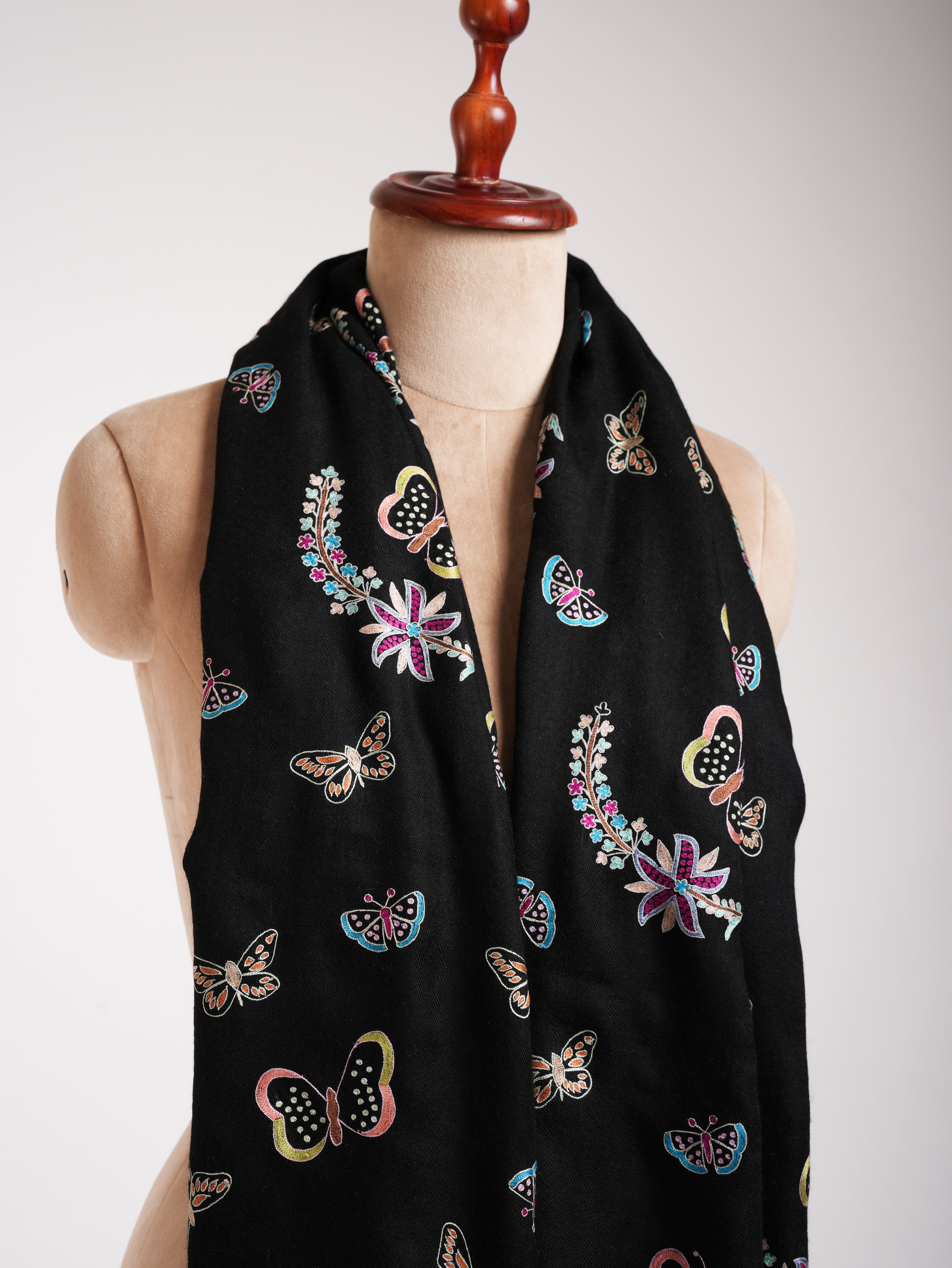 Scialle di pashmina nero ricamato a farfalla