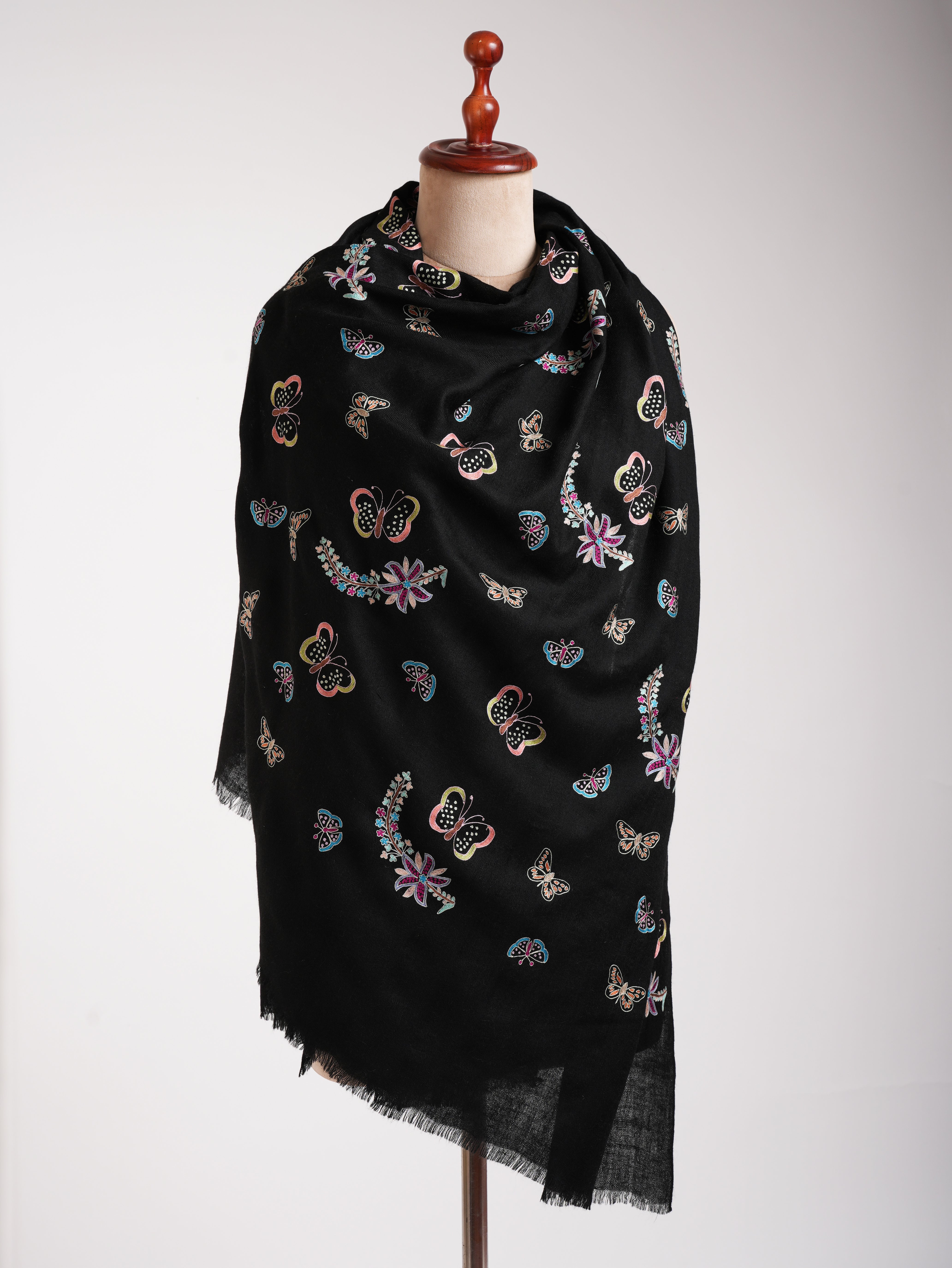 Scialle di pashmina nero ricamato a farfalla