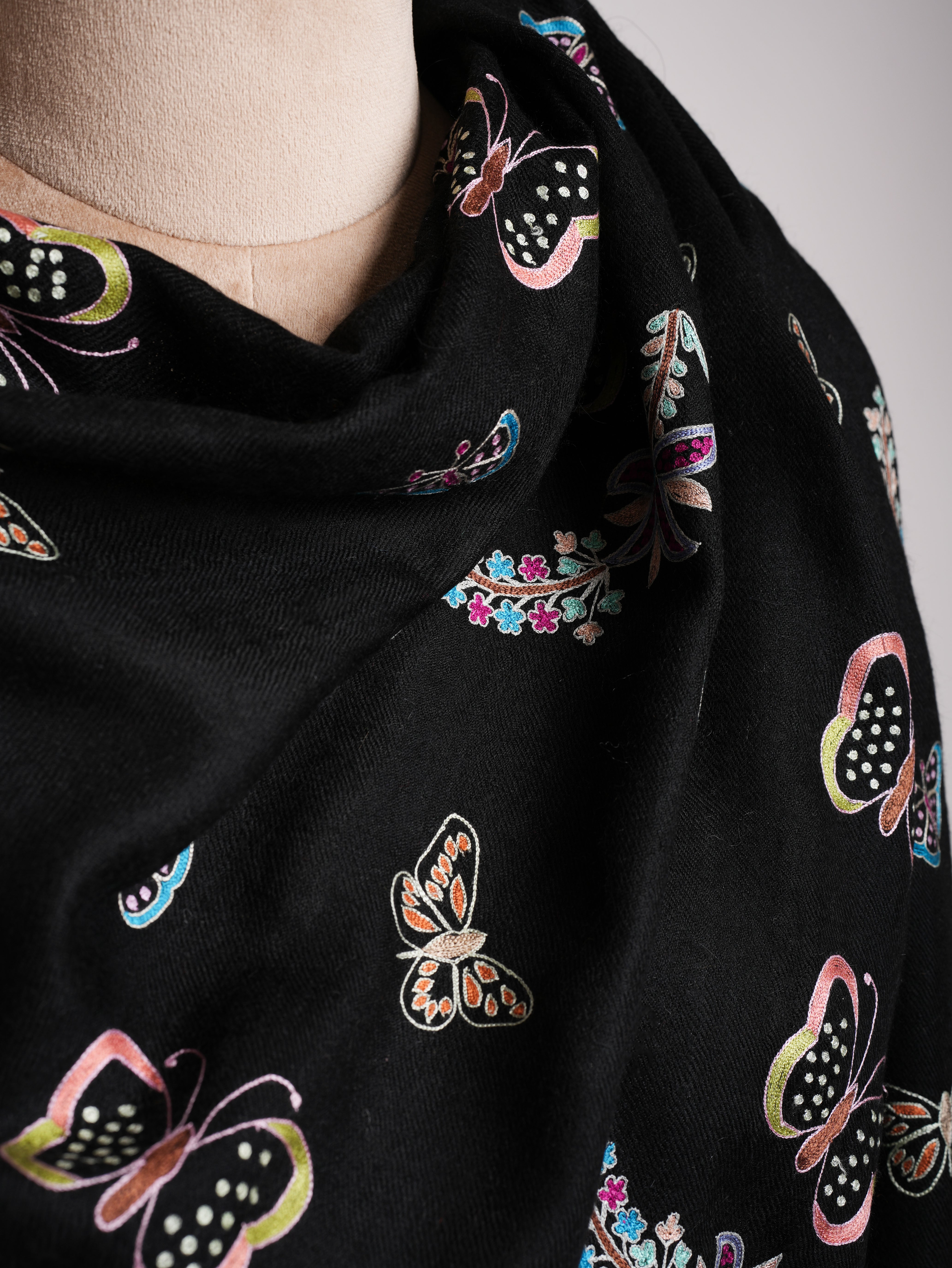 Scialle di pashmina nero ricamato a farfalla