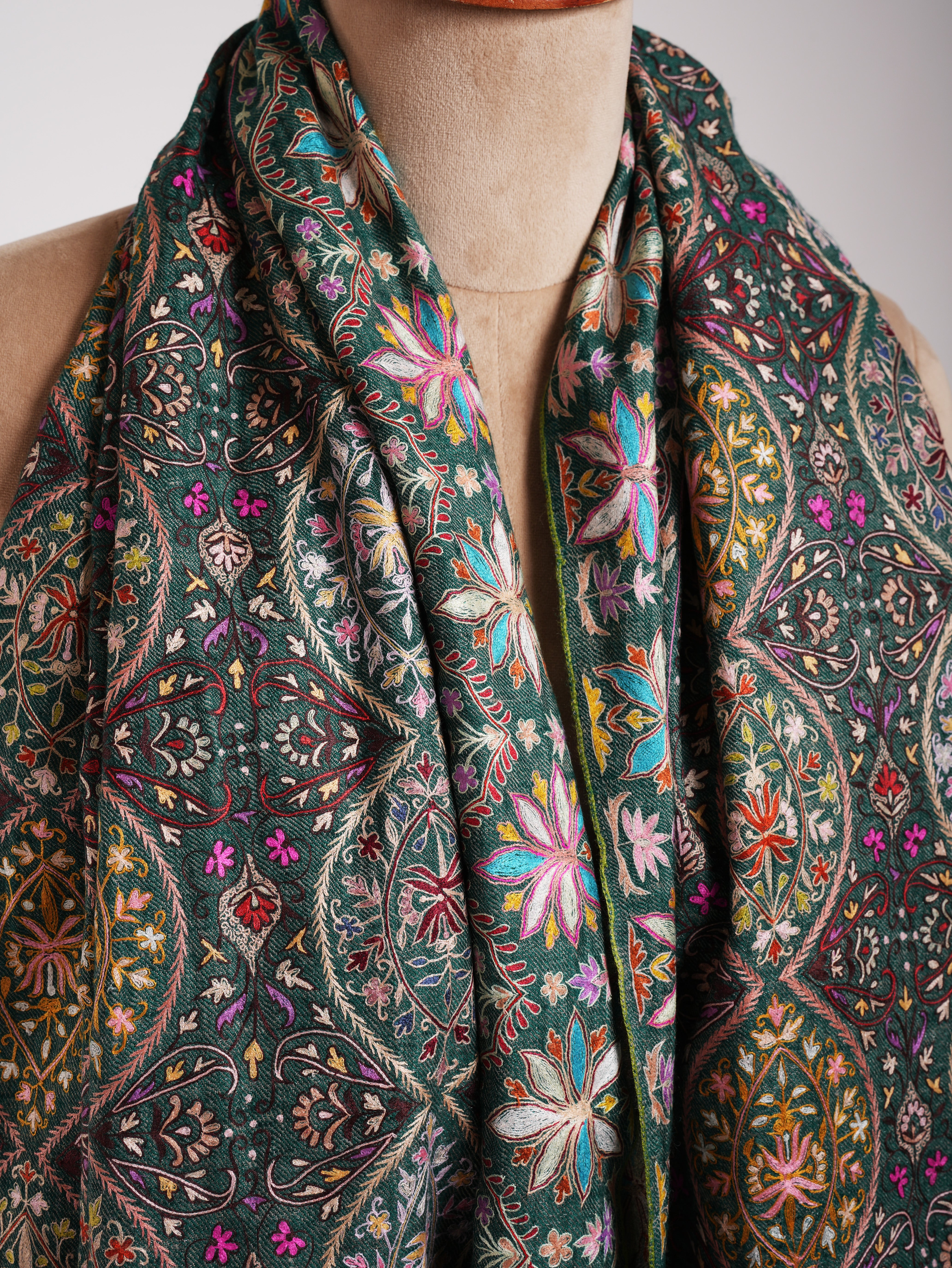Green foncé et argent Dorukha Art en soie broderie pashina châle