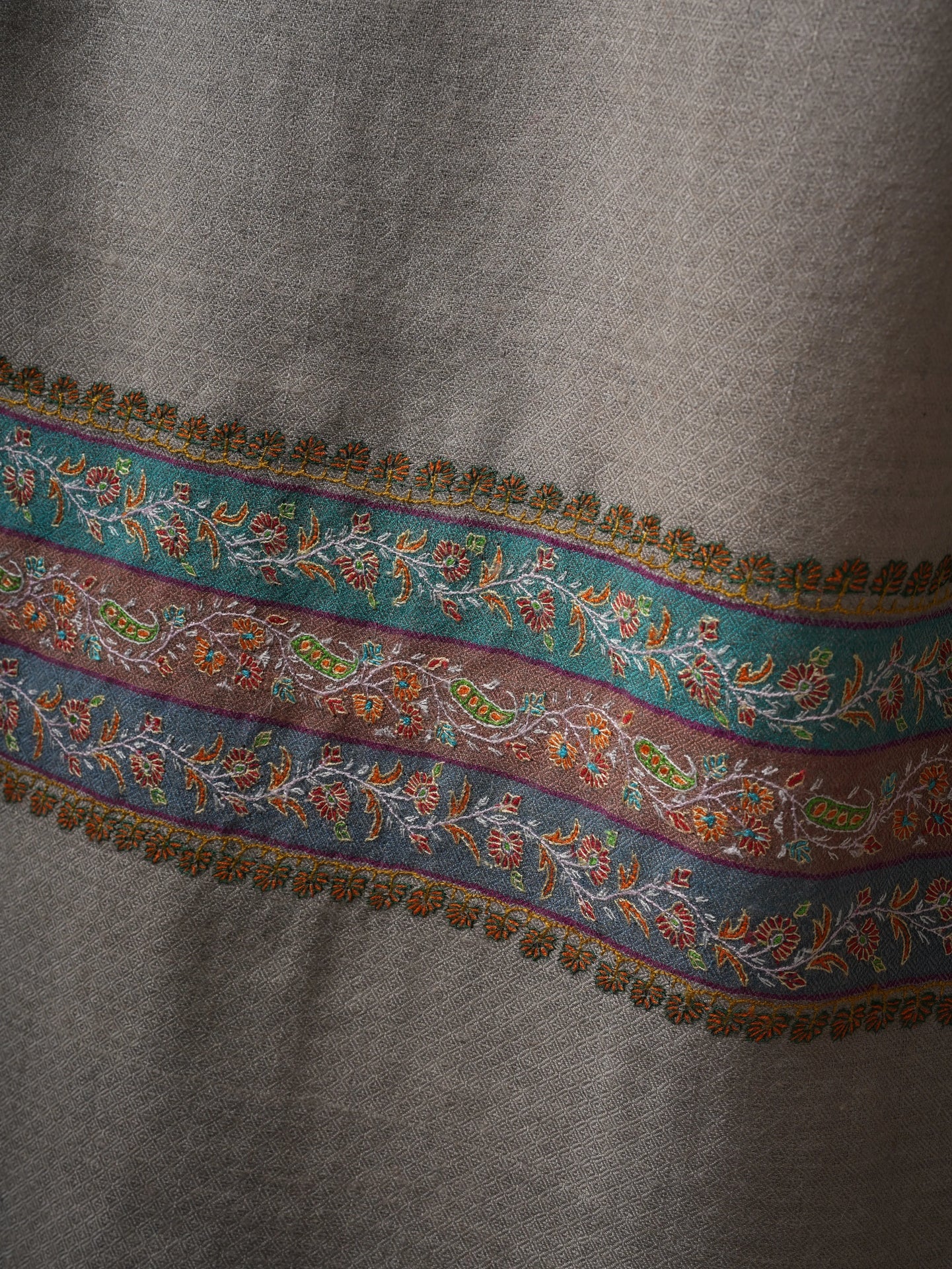 Grey Indian Pashmina Shawl – Hand-Embroidered Palla Sozni Design Shahkaar