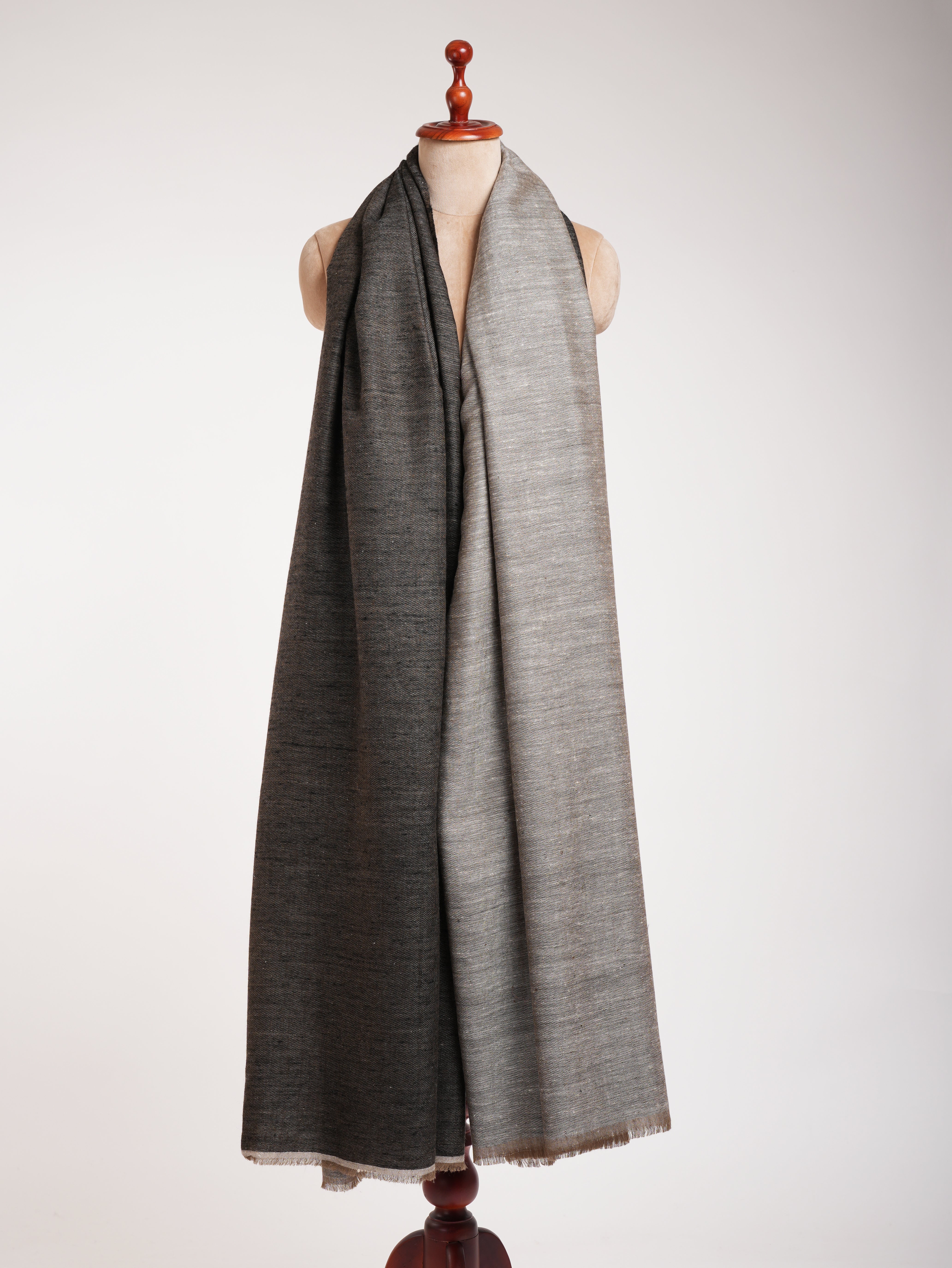 Sciallo Dorukha Pashmina in tessuto nero e avorio di grandi dimensioni