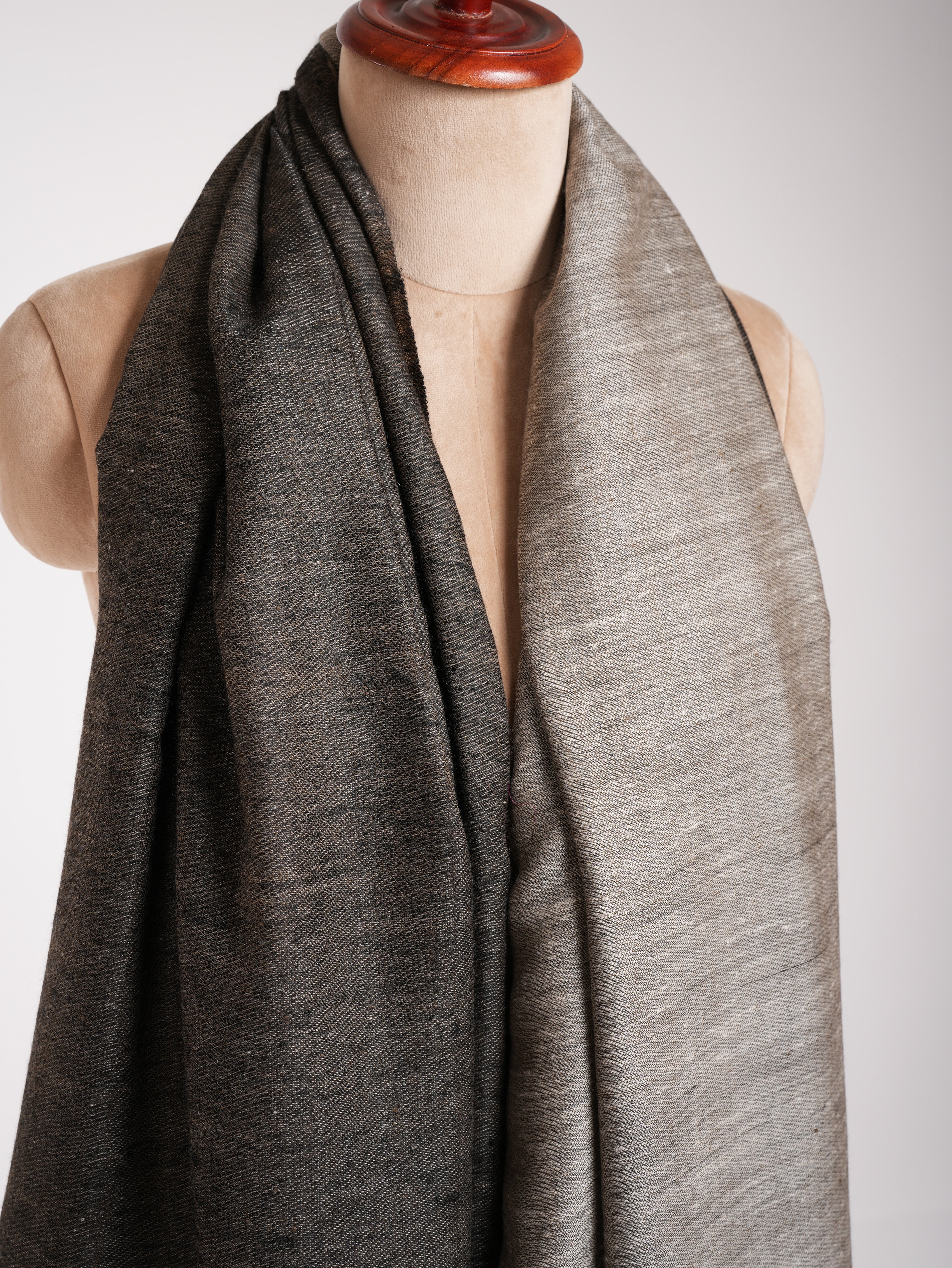 Sciallo Dorukha Pashmina in tessuto nero e avorio di grandi dimensioni