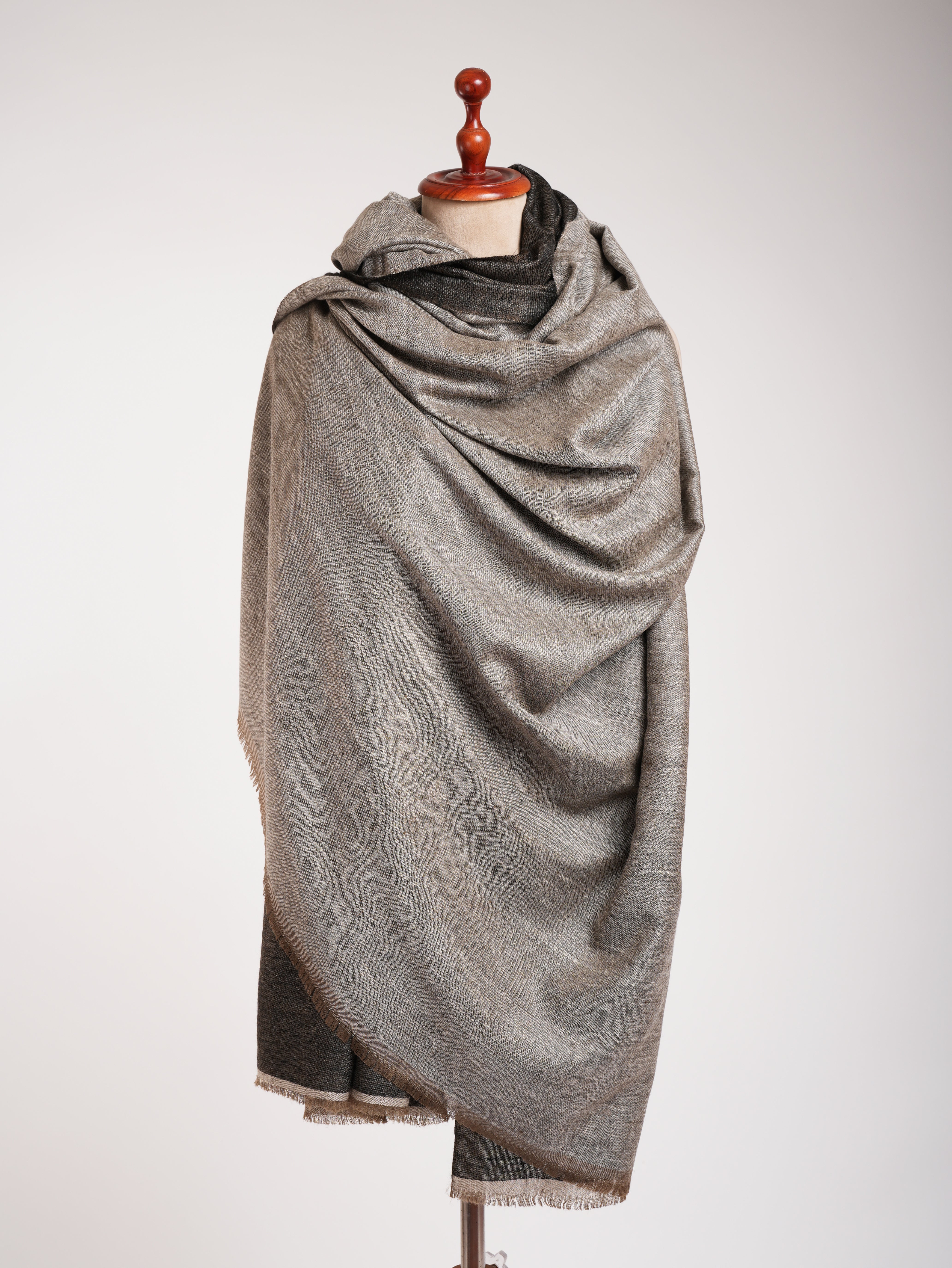 Sciallo Dorukha Pashmina in tessuto nero e avorio di grandi dimensioni