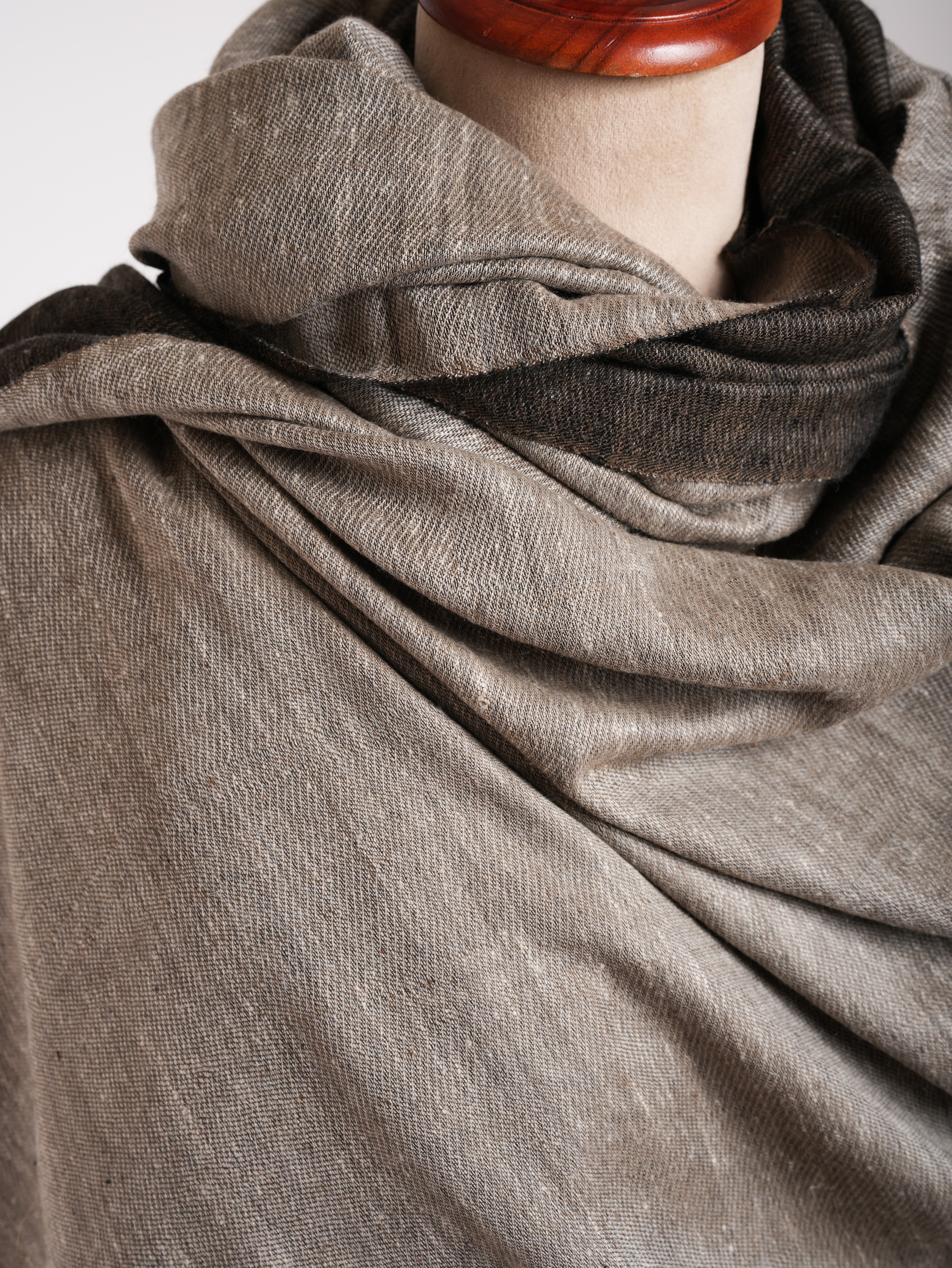 Sciallo Dorukha Pashmina in tessuto nero e avorio di grandi dimensioni