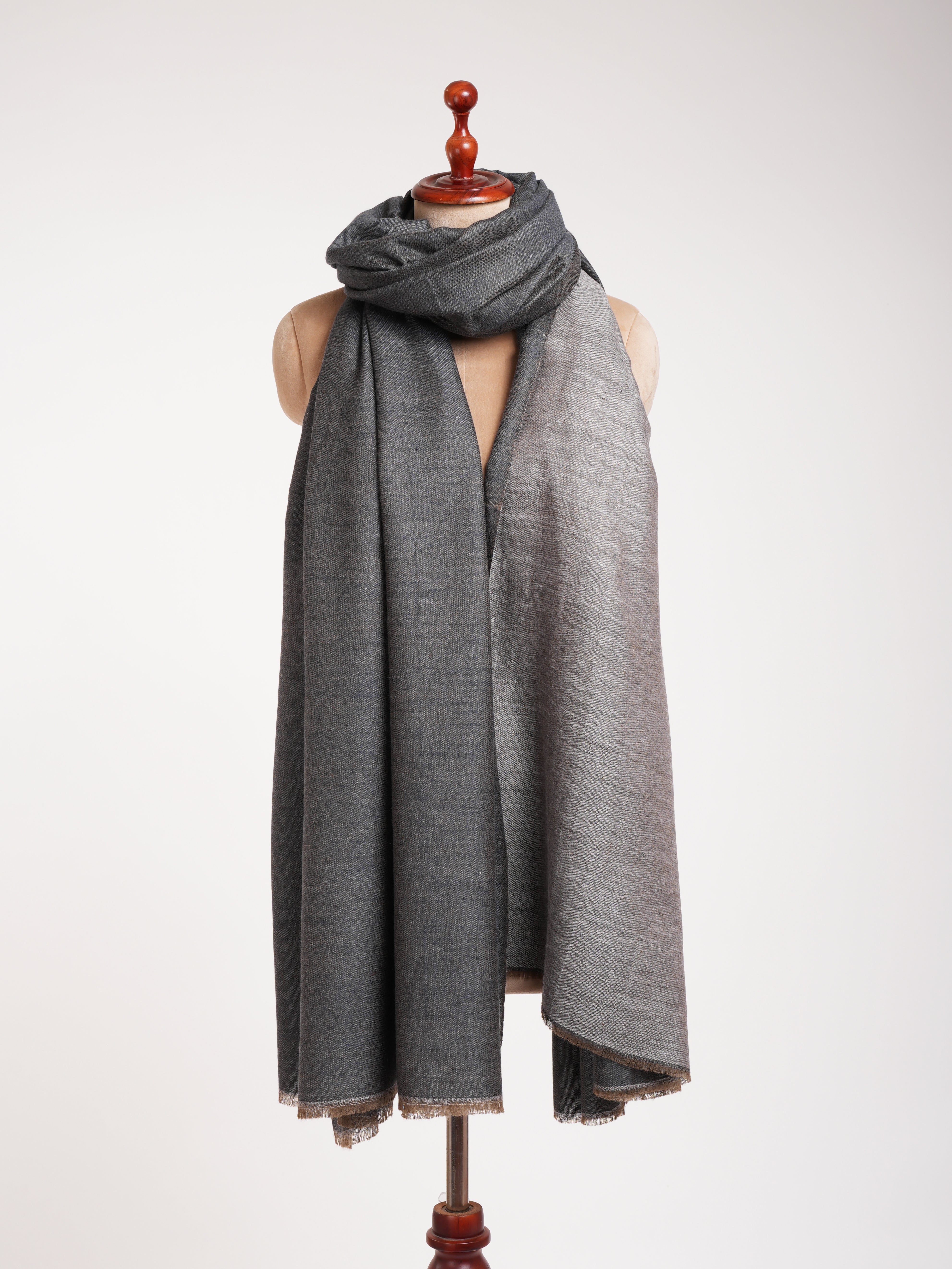 Châle Pashmina surdimensionné Dorukha gris acier et ivoire
