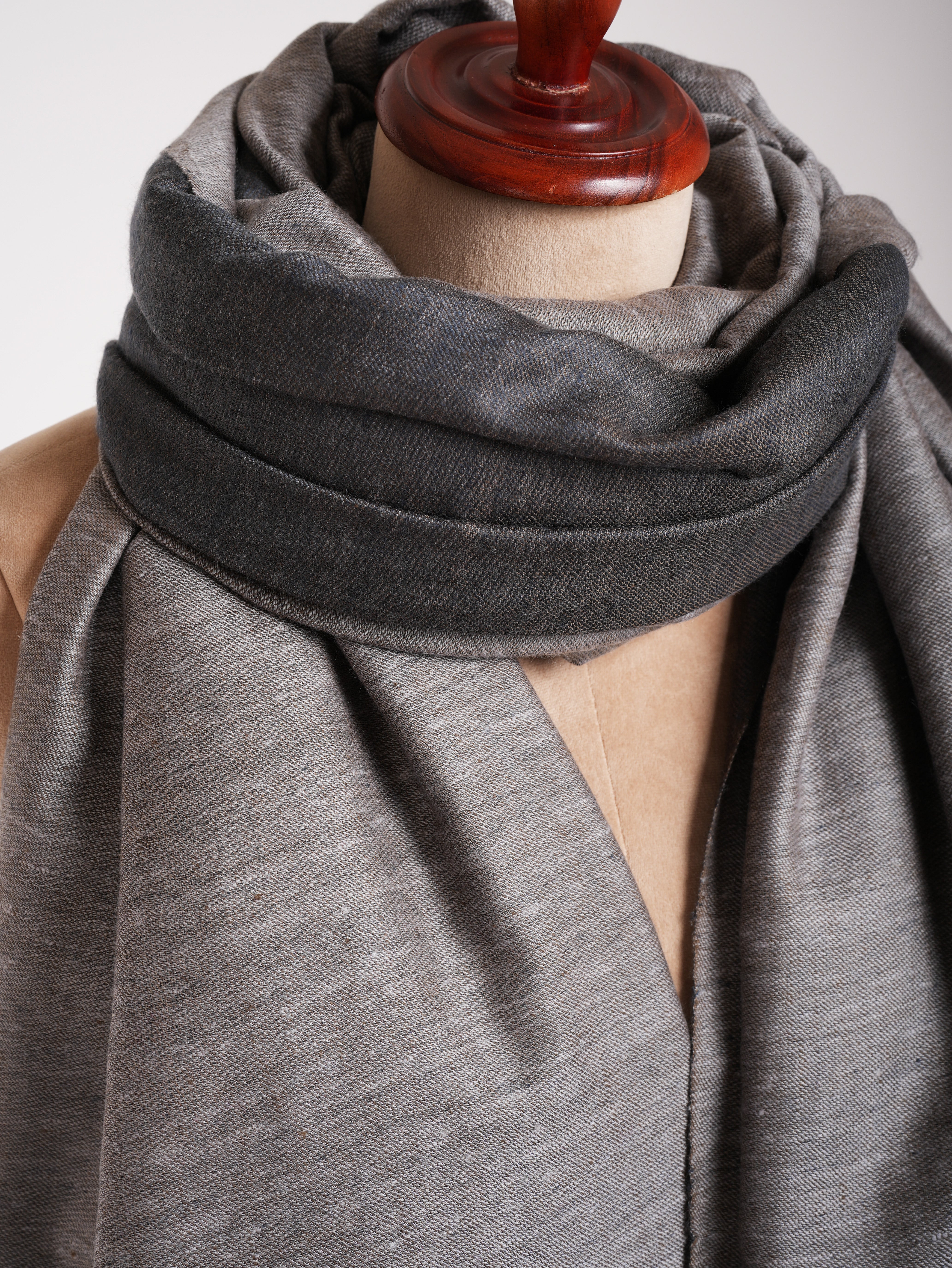 Châle Pashmina surdimensionné Dorukha gris acier et ivoire