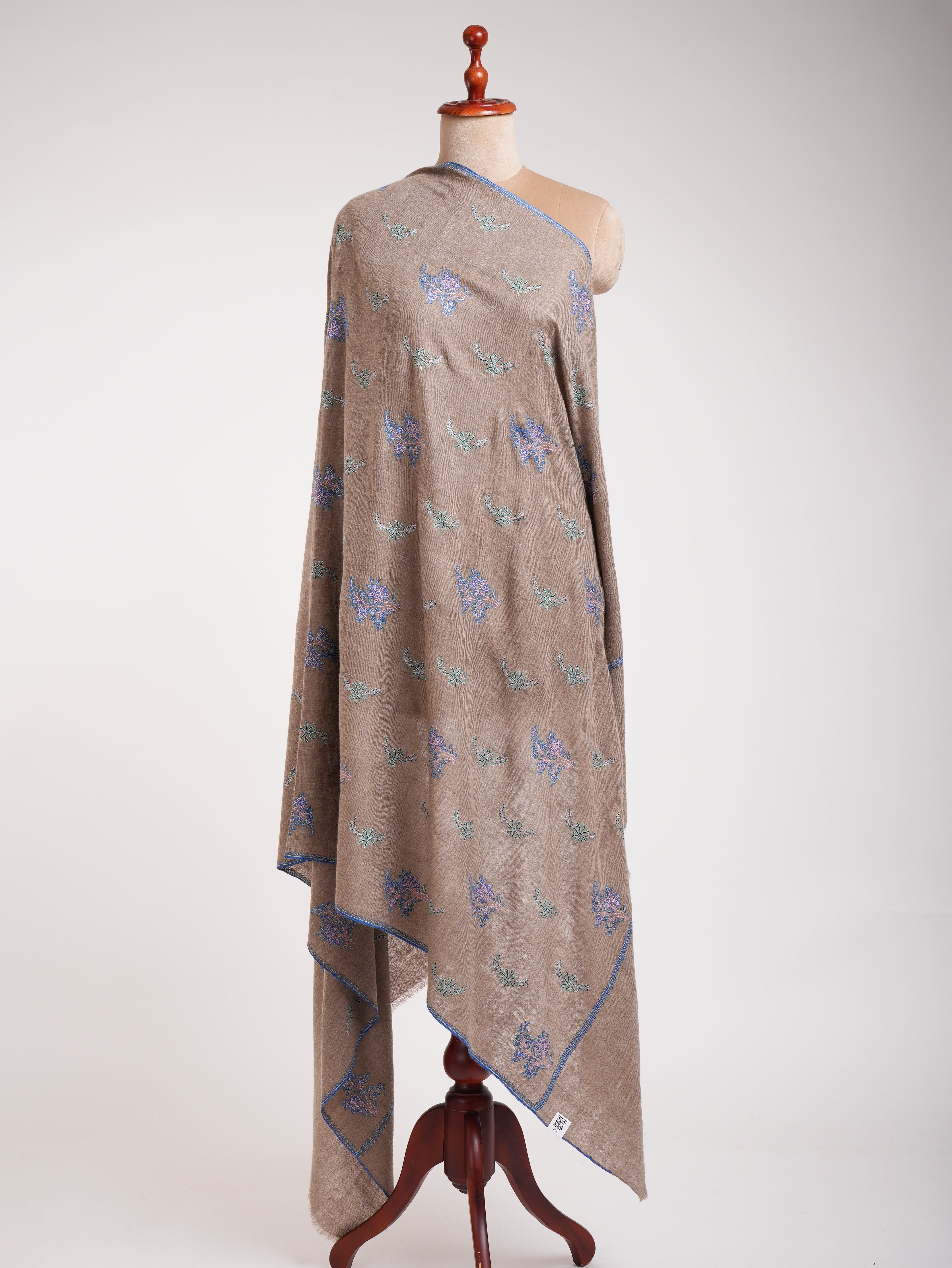Scialle di pashmina beige ricamato in tonalità blu