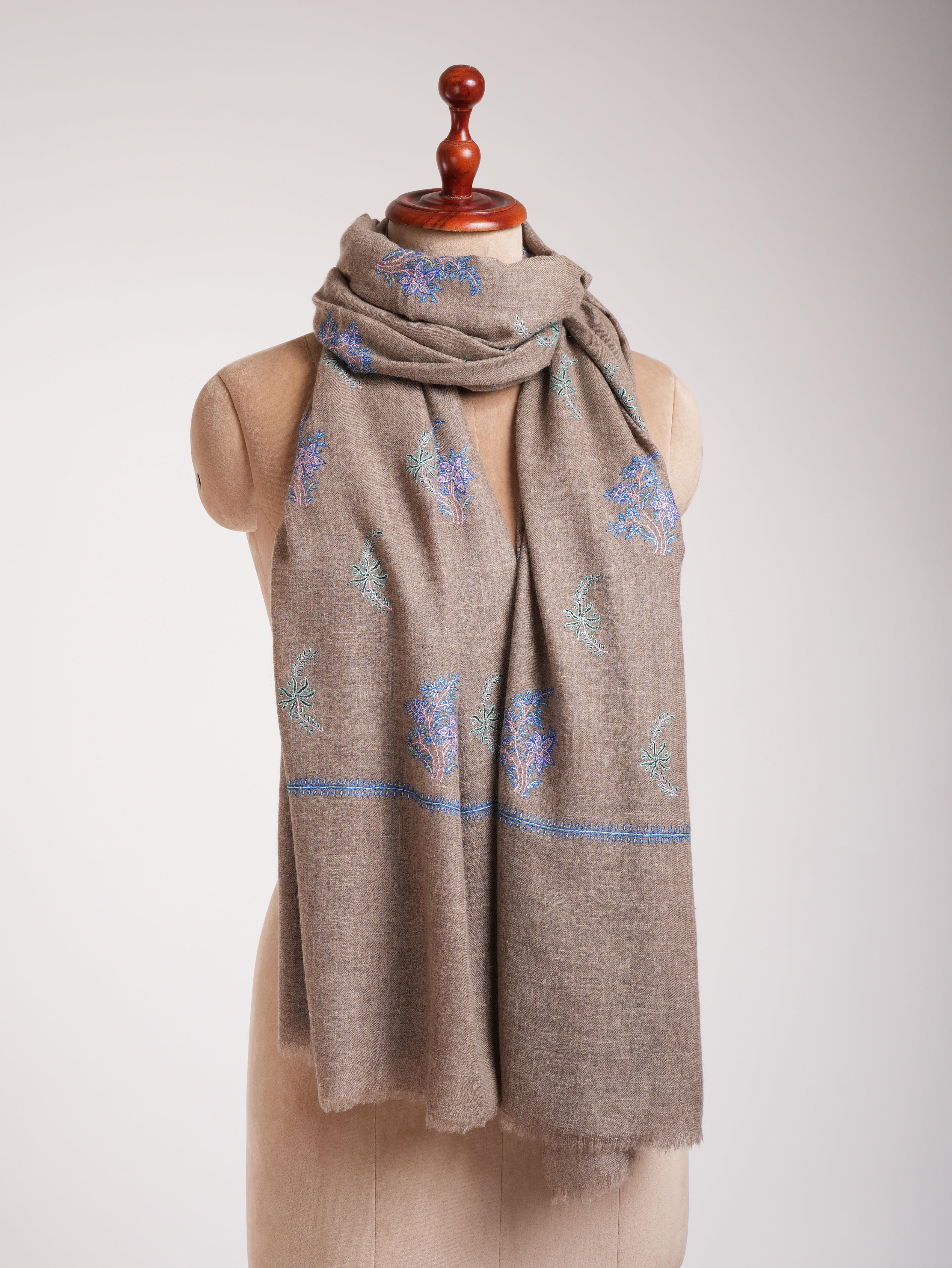 Scialle di pashmina beige ricamato in tonalità blu