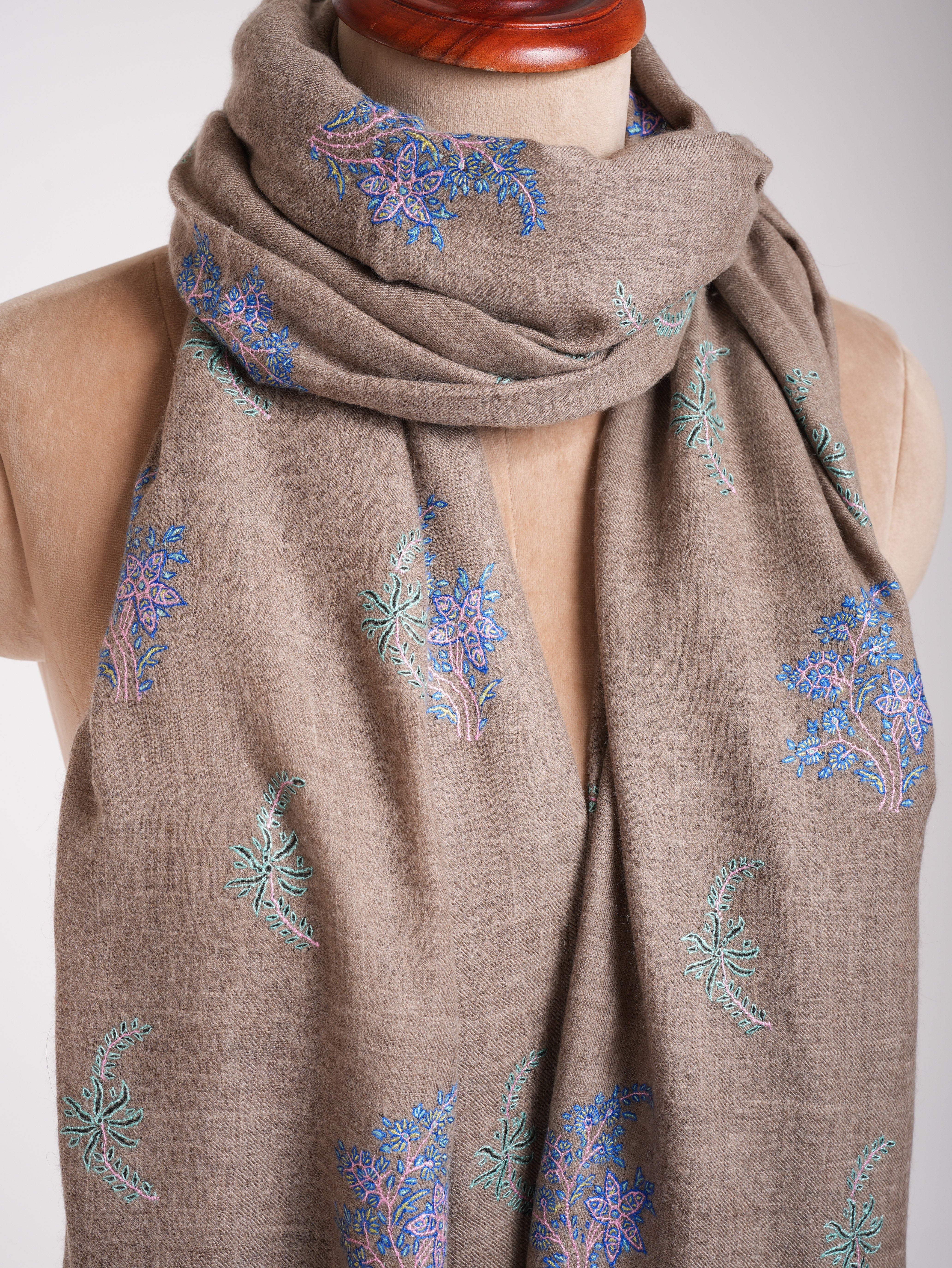 Scialle di pashmina beige ricamato in tonalità blu