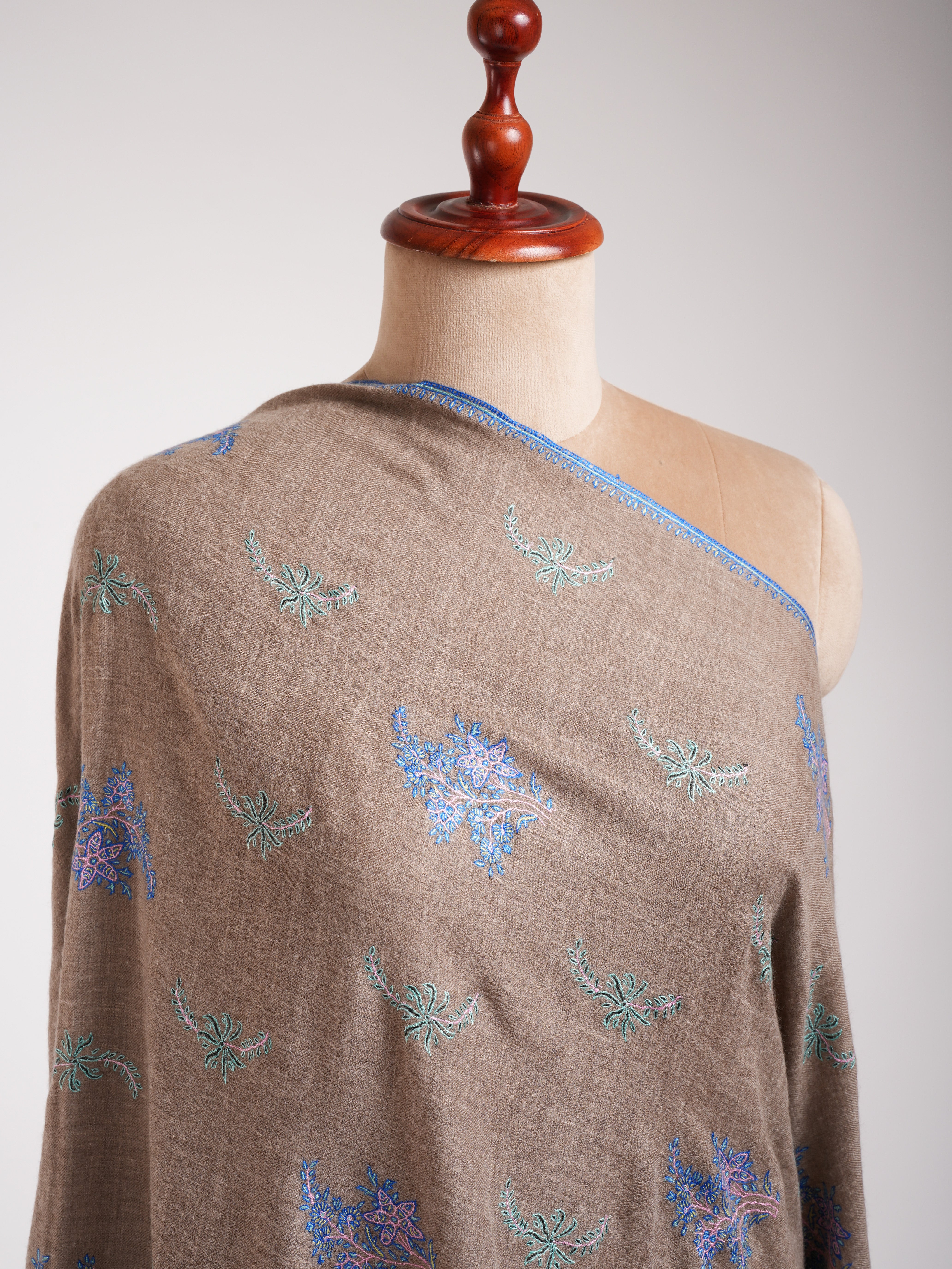 Scialle di pashmina beige ricamato in tonalità blu