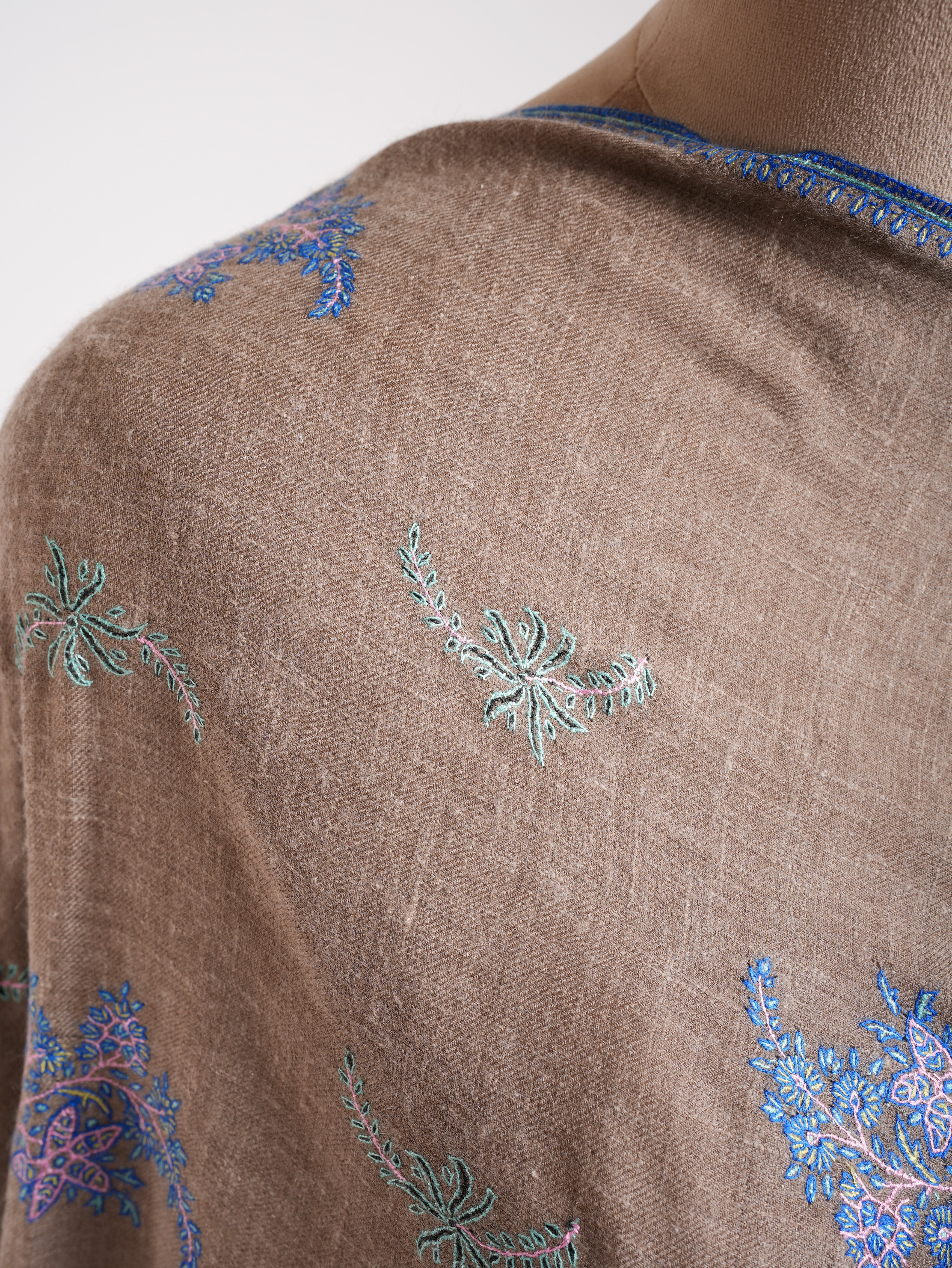 Scialle di pashmina beige ricamato in tonalità blu