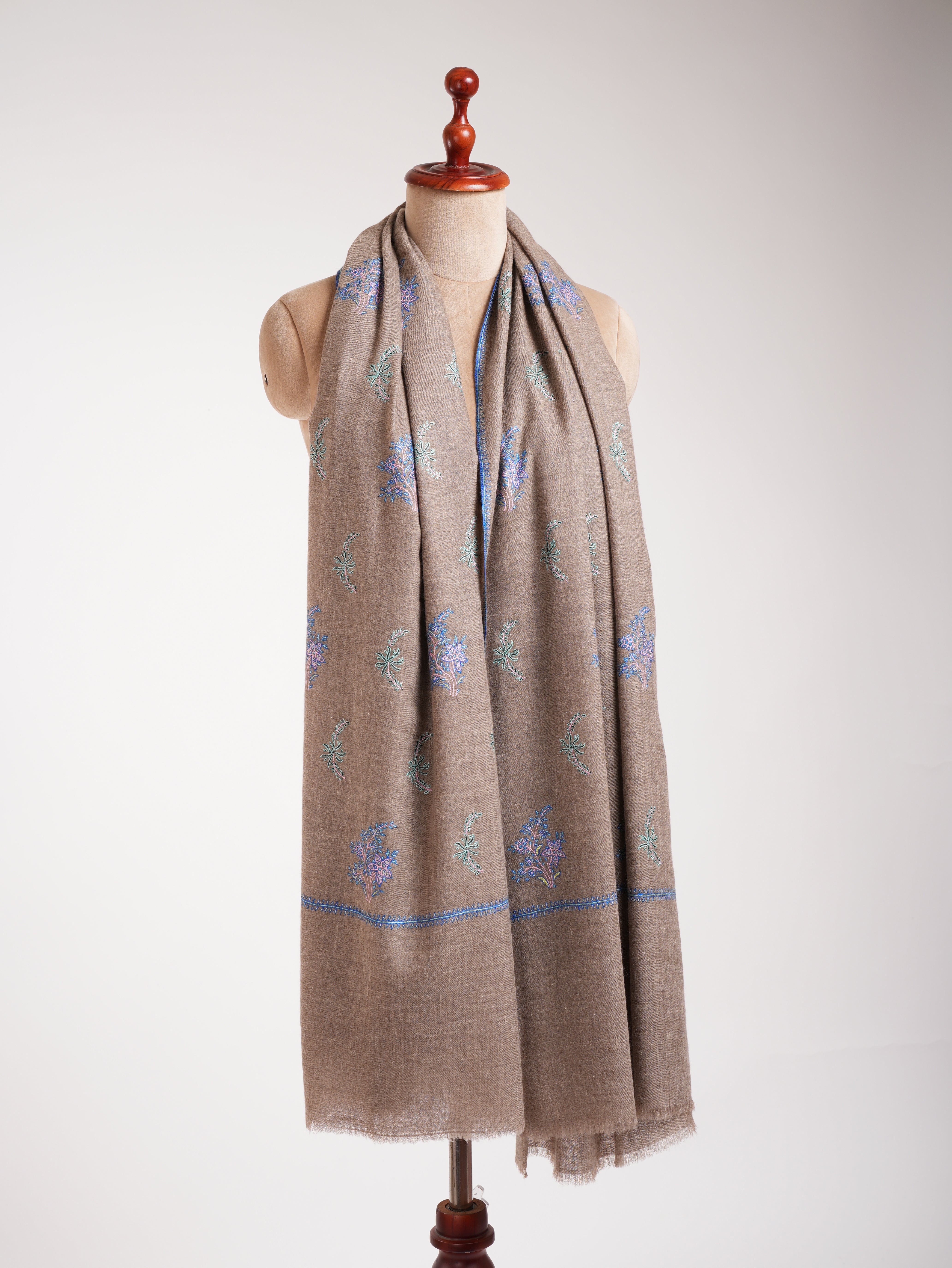 Scialle di pashmina beige ricamato in tonalità blu