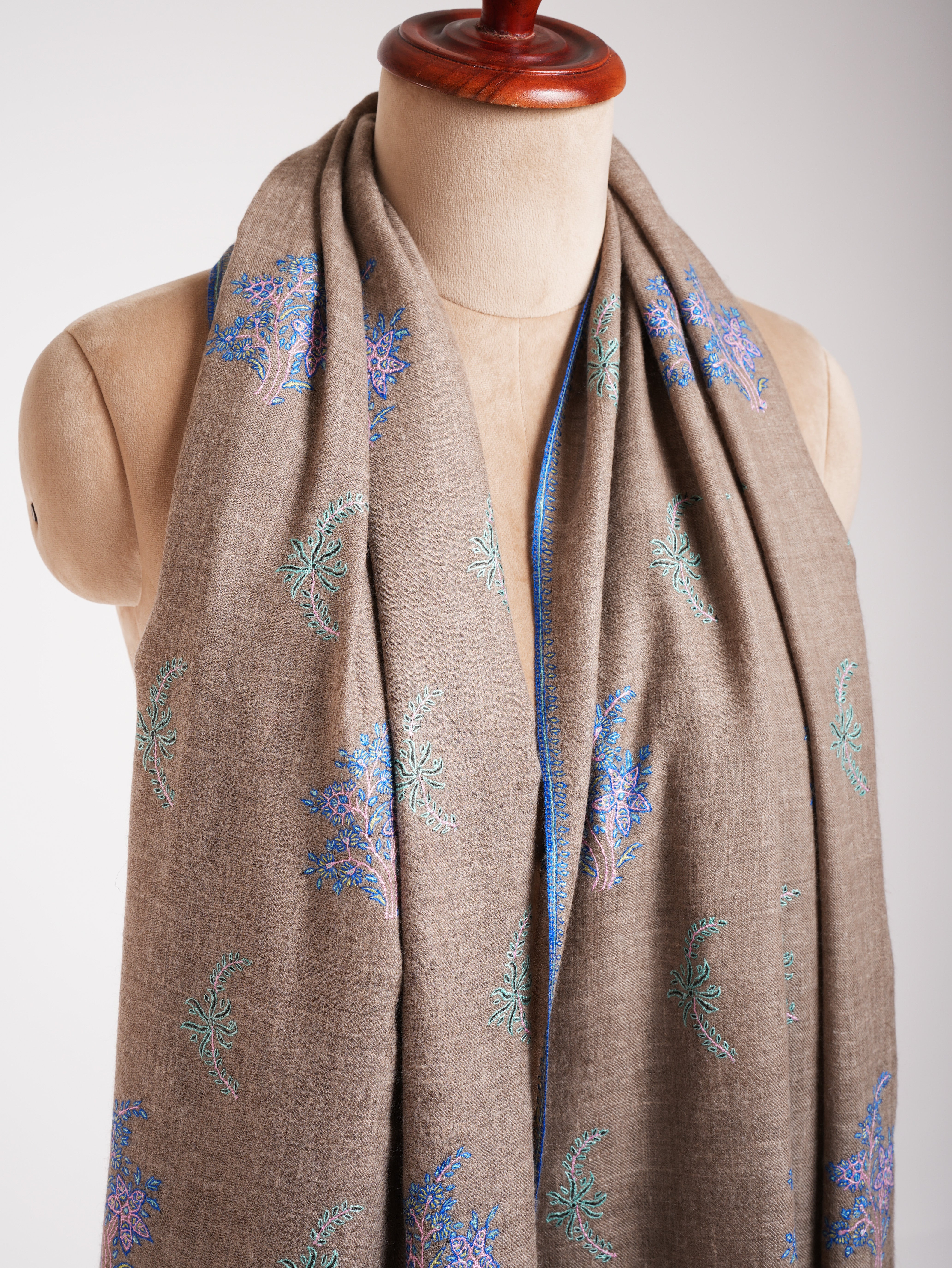Scialle di pashmina beige ricamato in tonalità blu