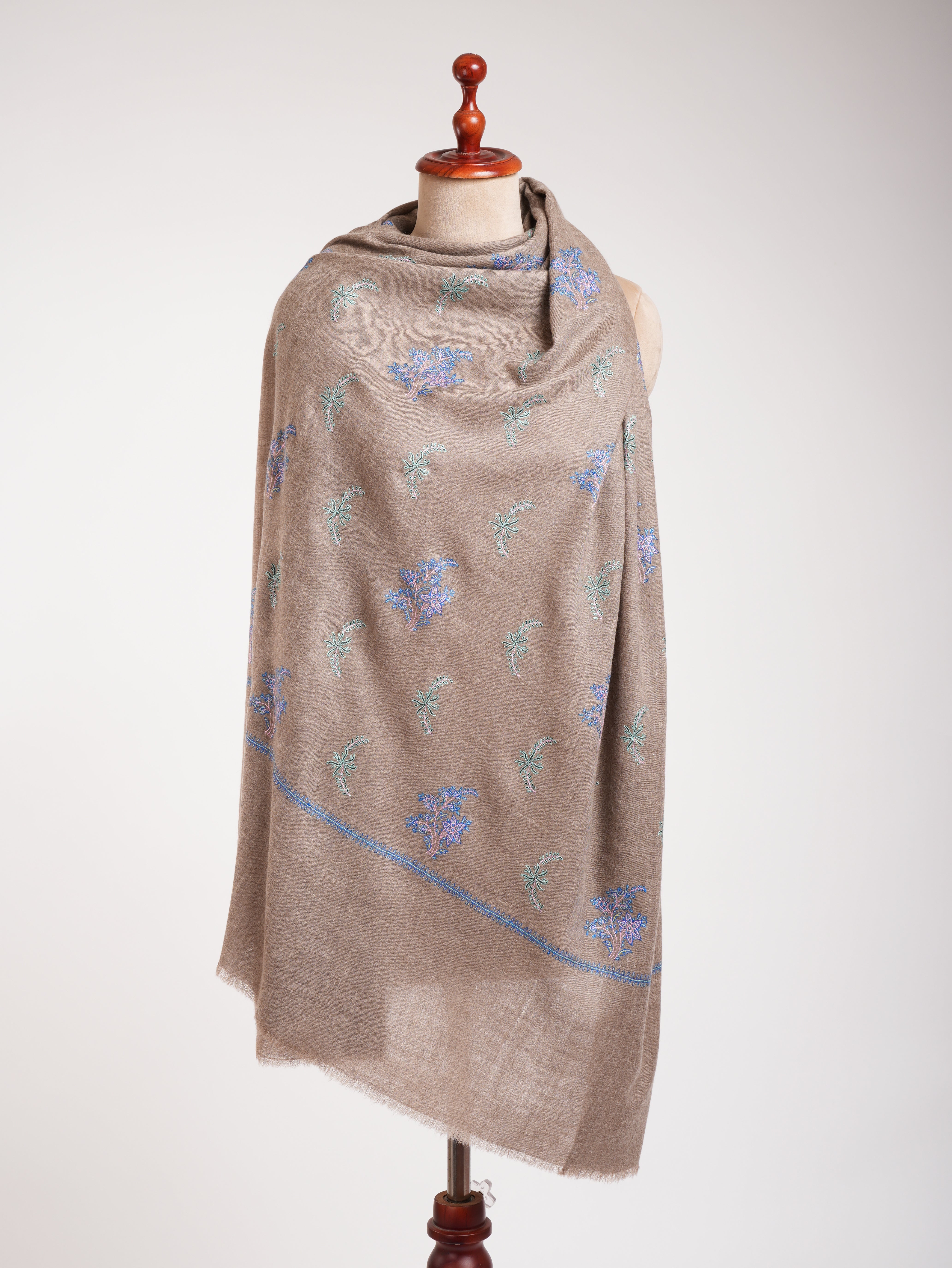 Scialle di pashmina beige ricamato in tonalità blu