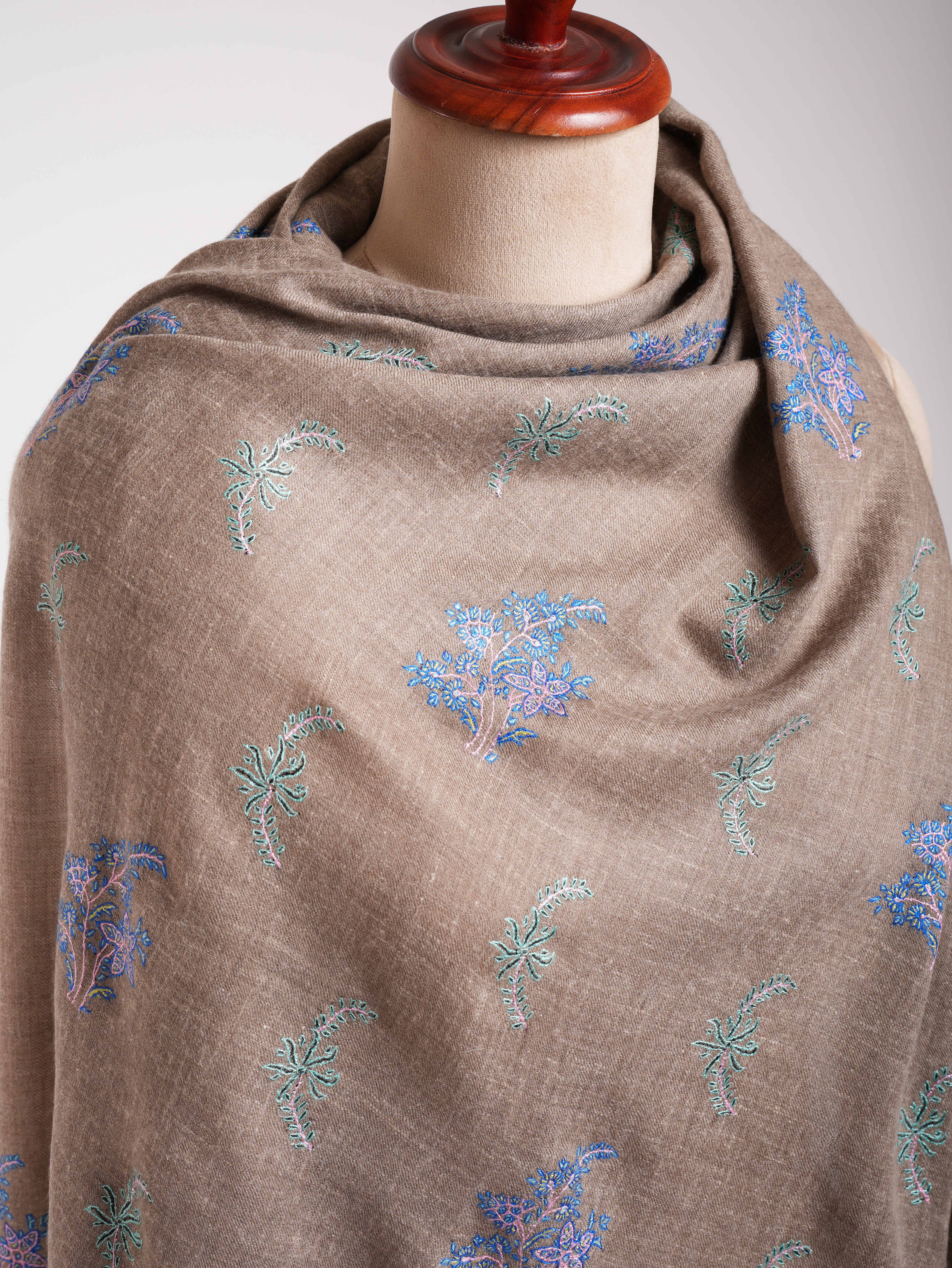 Scialle di pashmina beige ricamato in tonalità blu